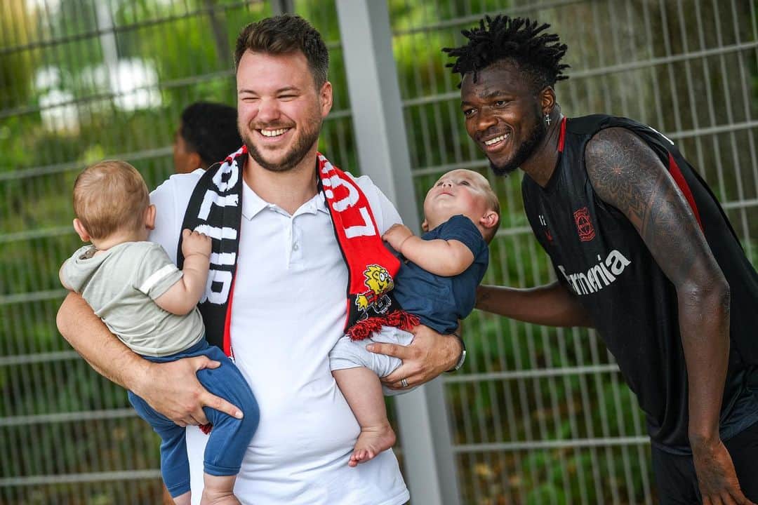 バイエル・レバークーゼンのインスタグラム：「🥰 Baby knows best 😍🫶🔥 @edmondtapsoba #Bayer04」