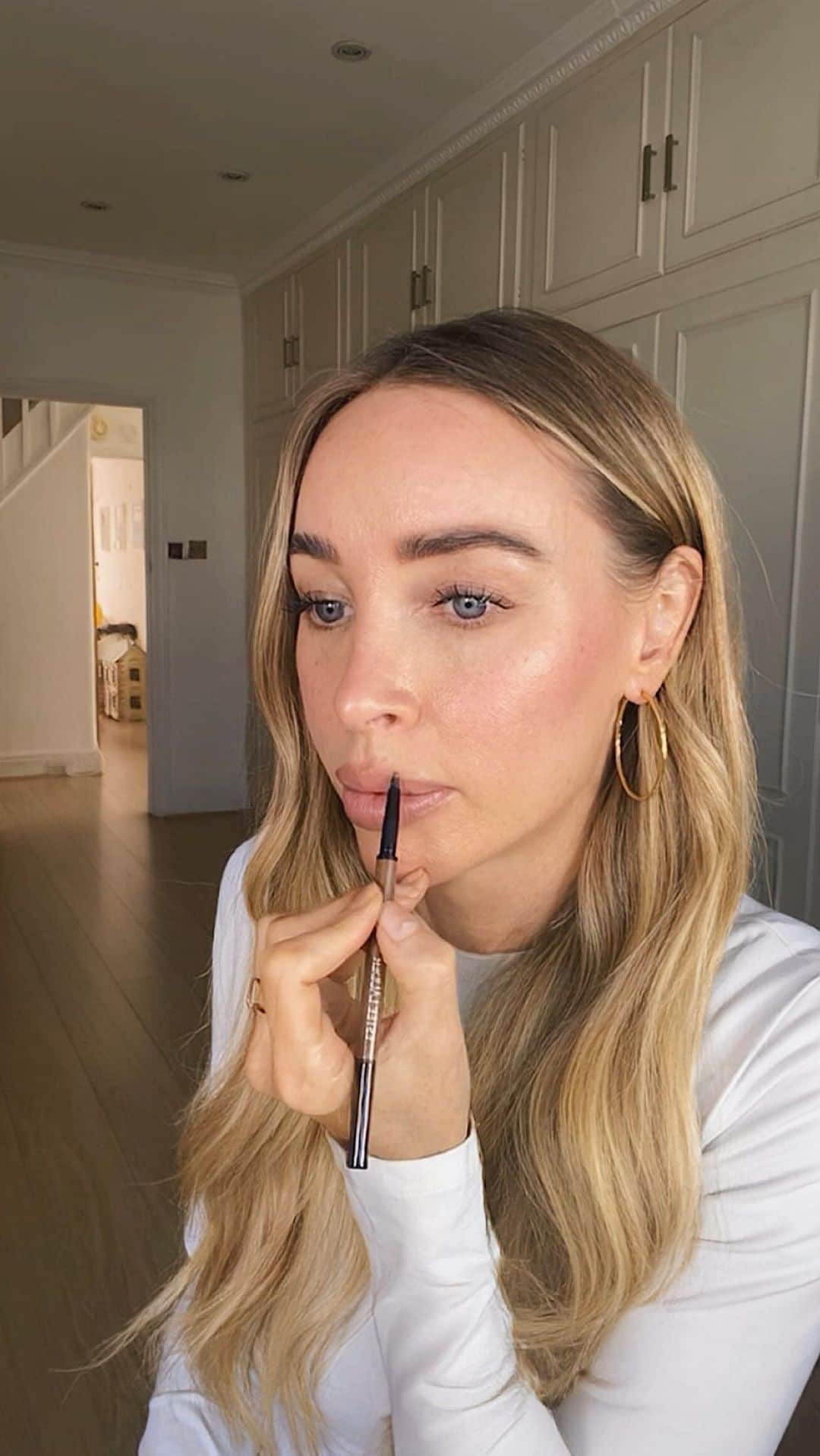 ローレン・ポープのインスタグラム：「LOVING MY BROW PENCIL AS A LIP LINER! 👄   I’ve never found a brown tone liner that actually suits me and one day forgot my lip liner so had to use my brow pencil and wow I haven’t looked back!! Also, who doesn’t love a multi purpose product right 😜 What do you think, has anyone else done this??  Will link in stories 📱」