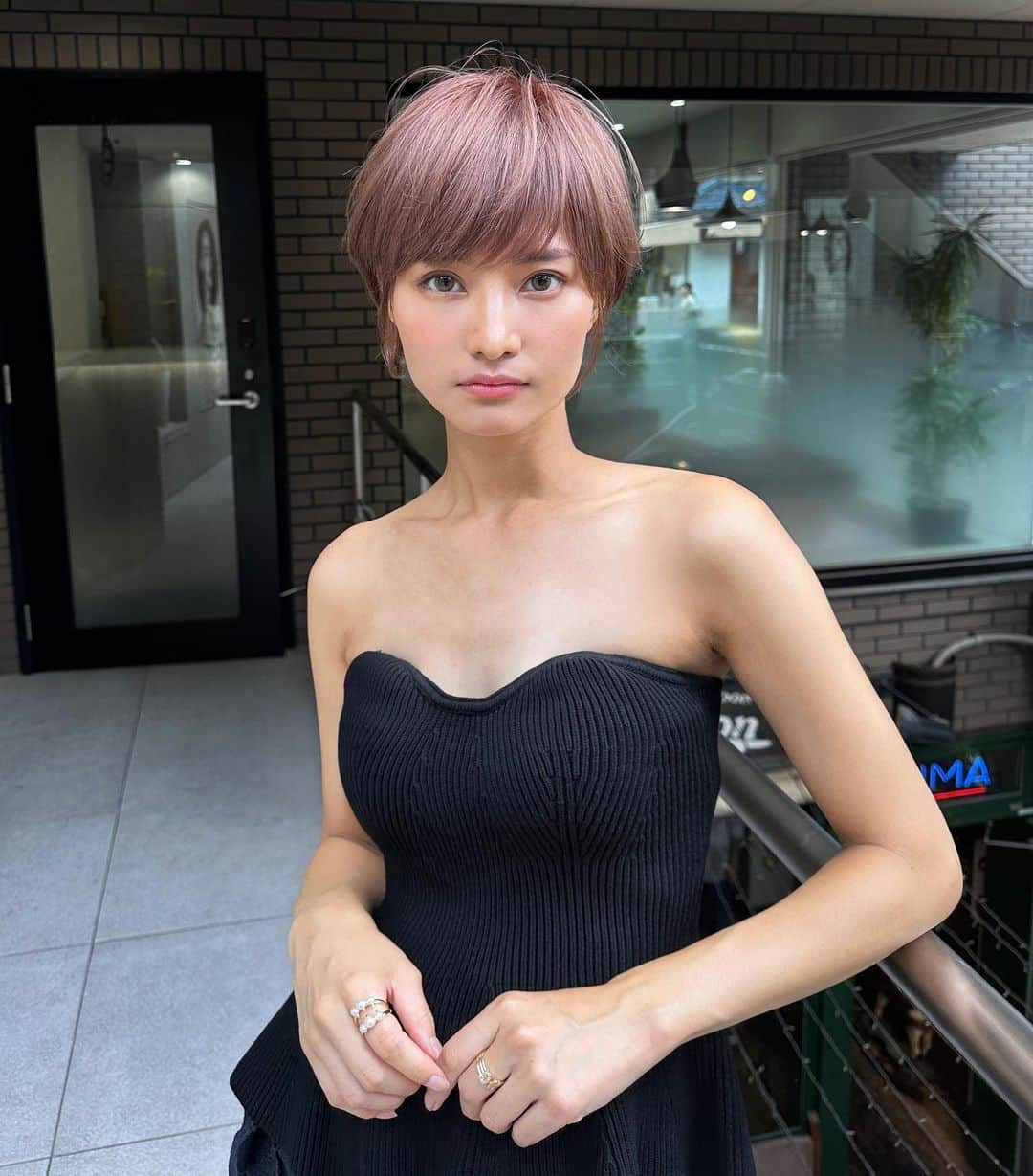 林まきのインスタグラム：「#blackdress #shorthairstyle #pinkhair #ブラックコーデ #ショートヘア #大人カジュアルコーデ #大人ショート #ハンサムショート女子 #ニットコーデ」