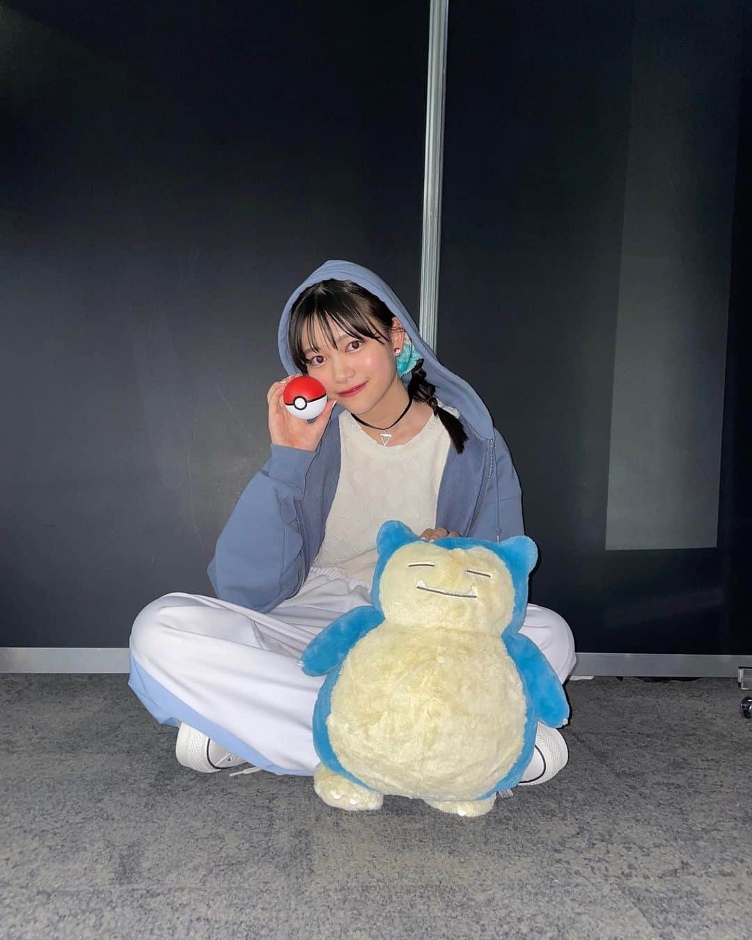 広瀬まのか︎さんのインスタグラム写真 - (広瀬まのか︎Instagram)「かびごん(まのごん)になった Pokemon stage 🩵🩵  ずーっとぎゅーってしてた。 最後、ちょっとお顔にてる？かな？  イヤリングとシュシュまで…ほんとにかわいい…！  ピカチュウ様のかわいさにもだえてる動画もはっときますね⚡ いつも声低いのに声高っ  #seventeen夏の学園祭 #ポケモン #pokemon #カビゴン」8月24日 19時38分 - manoka_hirose