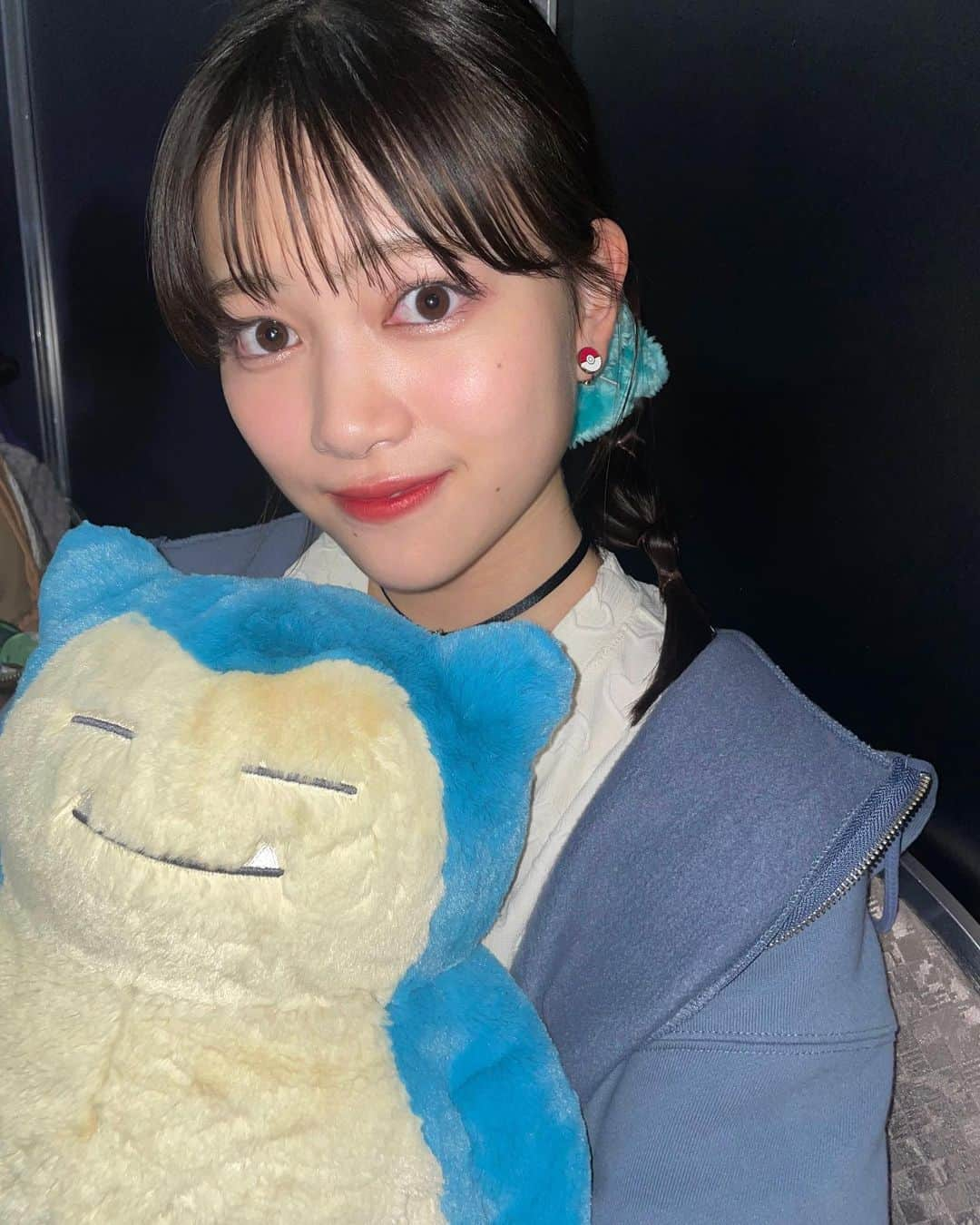 広瀬まのか︎さんのインスタグラム写真 - (広瀬まのか︎Instagram)「かびごん(まのごん)になった Pokemon stage 🩵🩵  ずーっとぎゅーってしてた。 最後、ちょっとお顔にてる？かな？  イヤリングとシュシュまで…ほんとにかわいい…！  ピカチュウ様のかわいさにもだえてる動画もはっときますね⚡ いつも声低いのに声高っ  #seventeen夏の学園祭 #ポケモン #pokemon #カビゴン」8月24日 19時38分 - manoka_hirose