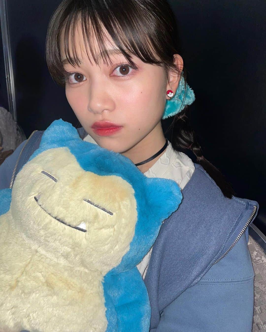 広瀬まのか︎のインスタグラム：「かびごん(まのごん)になった Pokemon stage 🩵🩵  ずーっとぎゅーってしてた。 最後、ちょっとお顔にてる？かな？  イヤリングとシュシュまで…ほんとにかわいい…！  ピカチュウ様のかわいさにもだえてる動画もはっときますね⚡ いつも声低いのに声高っ  #seventeen夏の学園祭 #ポケモン #pokemon #カビゴン」
