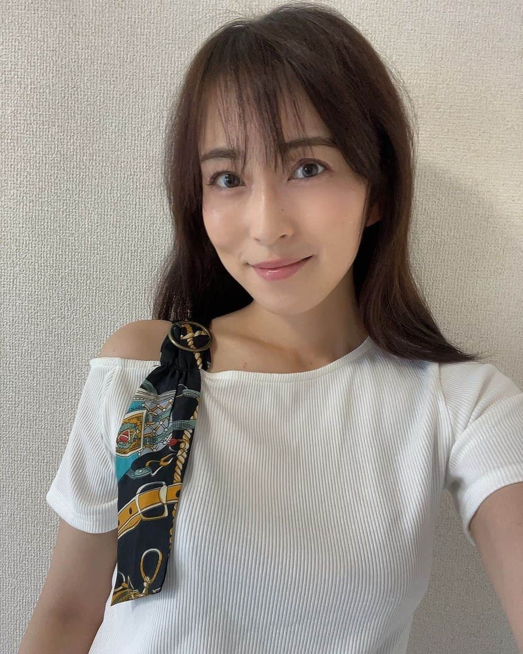 薄井しお里のインスタグラム：「暑い日が続きますがいかがお過ごしですか？☀️ 外に出るとついつい、暑い暑いとしつこいくらい言ってしまいますが、昔よりも夏が好きです🫧 今年は花火も見られたし、アイスもたくさん食べたし、かき氷も食べましたし、お祭りも行けたし、日常を取り戻したという感覚から一つまたステージが上がり、夏を満喫できた気がします🍉 みんなは夏満喫してる〜？🥰 #夏の思い出　#夏　#なちゅまんきちゅちゅー」