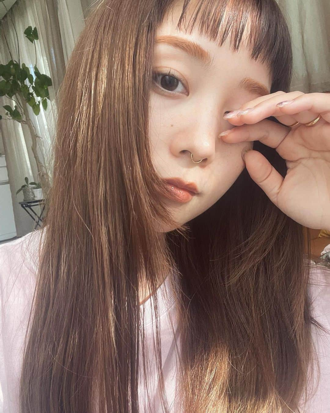 久恒美菜のインスタグラム：「髪の毛伸びたーーー！  今使っているのはSNSで見てから気になってた、水で薄めていないKuuのシャンプー🧴 @kuu_shop_official  私が使っているのは若草🌿 名前の通り、フレッシュな香りに癒される🎐  種類が豊富で他の種類も試してみたい！ パッケージが全部素敵なので、シリーズで置いたら可愛いだろうなっ🤍  #kuu #kuuaquafreeseries #濃密美容液 #supported #美容液シャンプー」