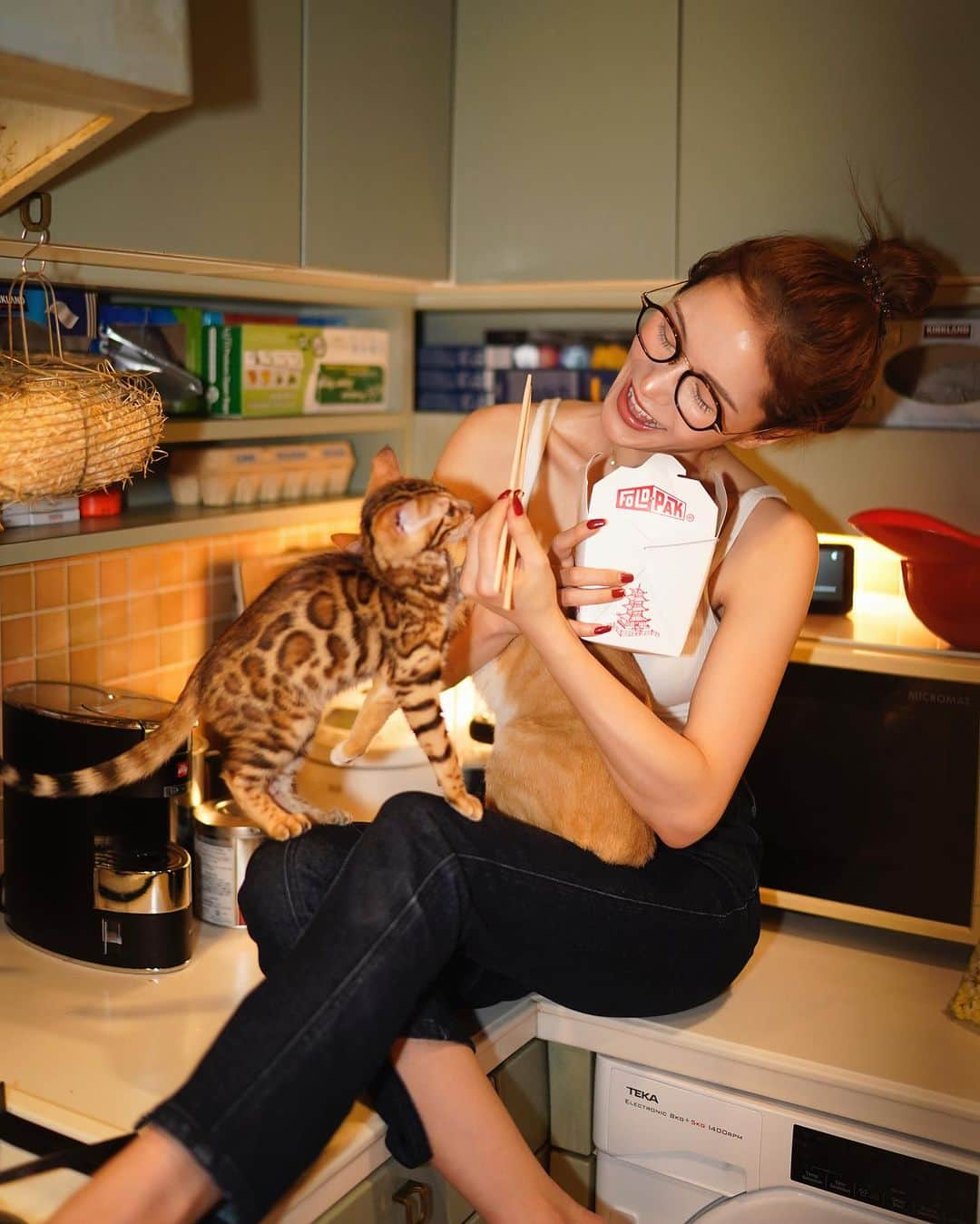 fukishaljのインスタグラム：「Family 🐈💋💋  保護した時は抱っこは出来なかったけれど今では抱っこさせてくれるようになったレモン🍋 抱っこの仕方は　 ちょっぴり不思議だけれど それでも慣れてくれてうれしいなー🤭」