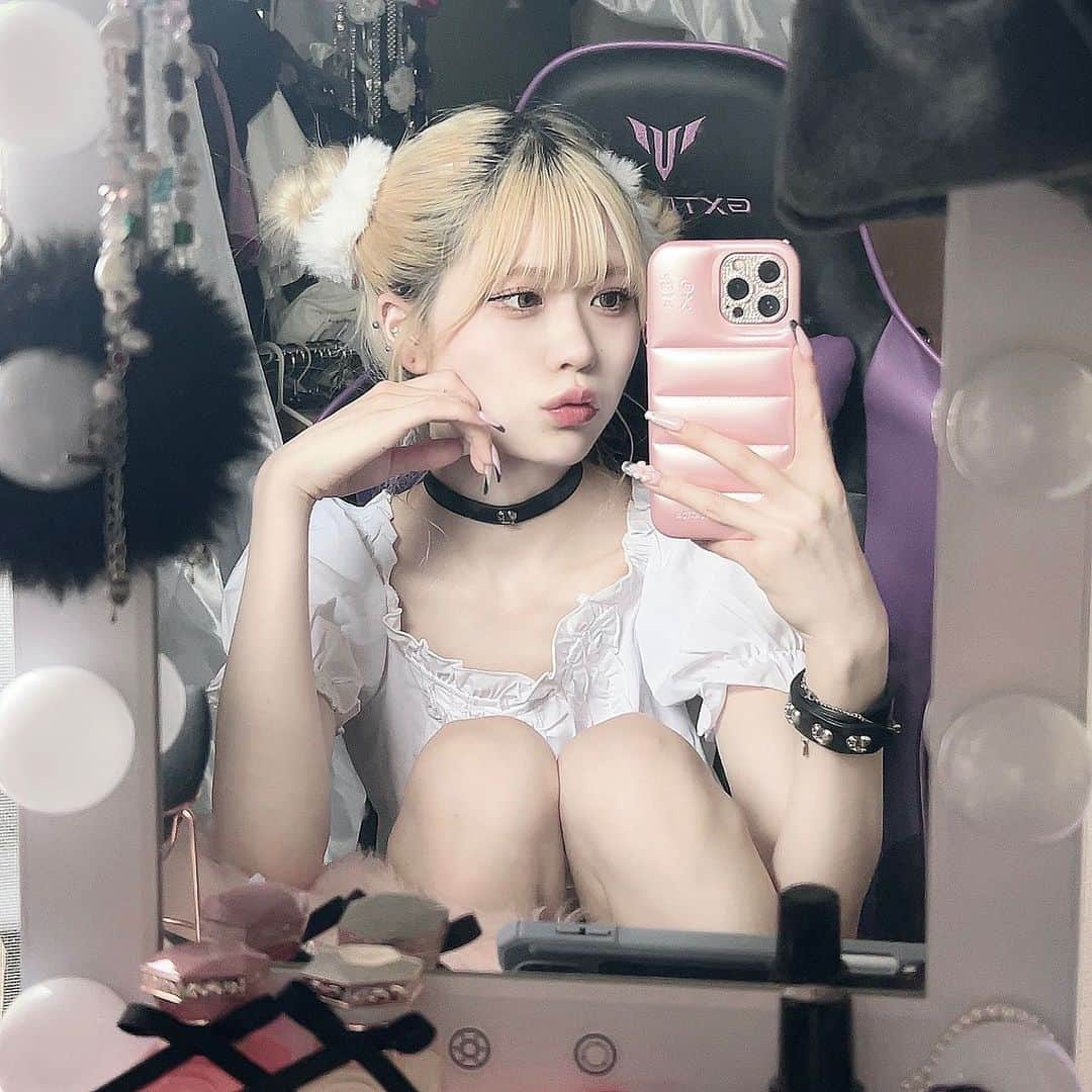 のインスタグラム：「ﾌﾟｲ . . . . . . . . . . #ロング #ロングヘア#ぱっつん前髪 #ハイトーン #ハイトーンロング #ブロンド #ストリート系女子 #y2kファッション #y2kstyle #スニーカー女子 #コケットスタイル#舌ピ #へそピ #猫目#猫メイク #カラコン #韓国カラコン #クロミちゃん #ootd」