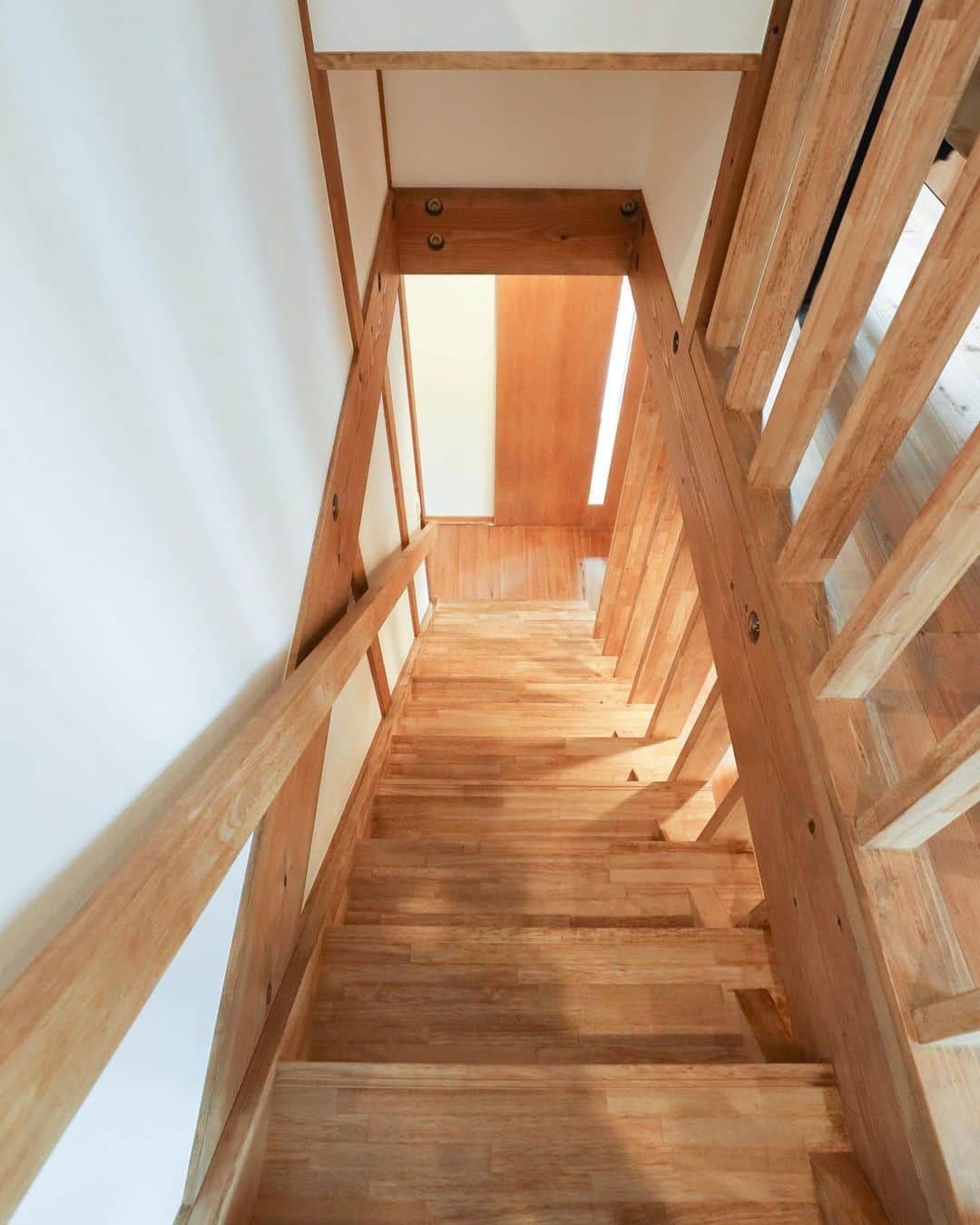 クボタ住建さんのインスタグラム写真 - (クボタ住建Instagram)「「木の家だからできること」  #クボタ住建  木のスケルトン階段。 縦の木格子状の手すりと組み合わせたら抜け感のあるまさに目を惹くフォーカルポイント。  毎日上り下りをし、手に触れる階段や手摺りだからこそひとつひとつ丁寧に大工職人が仕上げます。  ＜クボタ住建施工＞  @kubota_jyuken  #木の階段 #スケルトン階段 #木格子 #階段手すり #大工職人  #無垢の木の家 #抜け感 #リビング階段  クボタ住建は優しく温かい自然素材の木の家をつくります HP & more photos→@kubota_jyuken 施工事例多数掲載しております。 ホームページへもぜひ↓ https://kubotajyuken.com/  ⭐︎スタッフブログ⭐︎ https://kubotajyuken.com/blog/  #クボタ住建 #神奈川の注文住宅 #大和市#湘南の家#suumo注文住宅 #自由設計 #木の家 #無垢の家 #自然素材の家 #和モダンな家 #暮らしをつくる #暮らしを楽しむ #丁寧な暮らし#構造現し  クボタ住建 棟梁の自宅、随時見学受付ます。 資料請求やお問い合わせも是非。 メッセージDMでもどうぞ」8月24日 19時42分 - kubota_jyuken