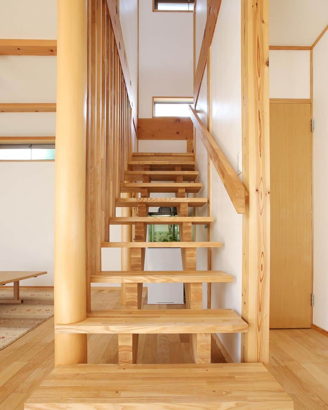 クボタ住建さんのインスタグラム写真 - (クボタ住建Instagram)「「木の家だからできること」  #クボタ住建  木のスケルトン階段。 縦の木格子状の手すりと組み合わせたら抜け感のあるまさに目を惹くフォーカルポイント。  毎日上り下りをし、手に触れる階段や手摺りだからこそひとつひとつ丁寧に大工職人が仕上げます。  ＜クボタ住建施工＞  @kubota_jyuken  #木の階段 #スケルトン階段 #木格子 #階段手すり #大工職人  #無垢の木の家 #抜け感 #リビング階段  クボタ住建は優しく温かい自然素材の木の家をつくります HP & more photos→@kubota_jyuken 施工事例多数掲載しております。 ホームページへもぜひ↓ https://kubotajyuken.com/  ⭐︎スタッフブログ⭐︎ https://kubotajyuken.com/blog/  #クボタ住建 #神奈川の注文住宅 #大和市#湘南の家#suumo注文住宅 #自由設計 #木の家 #無垢の家 #自然素材の家 #和モダンな家 #暮らしをつくる #暮らしを楽しむ #丁寧な暮らし#構造現し  クボタ住建 棟梁の自宅、随時見学受付ます。 資料請求やお問い合わせも是非。 メッセージDMでもどうぞ」8月24日 19時42分 - kubota_jyuken