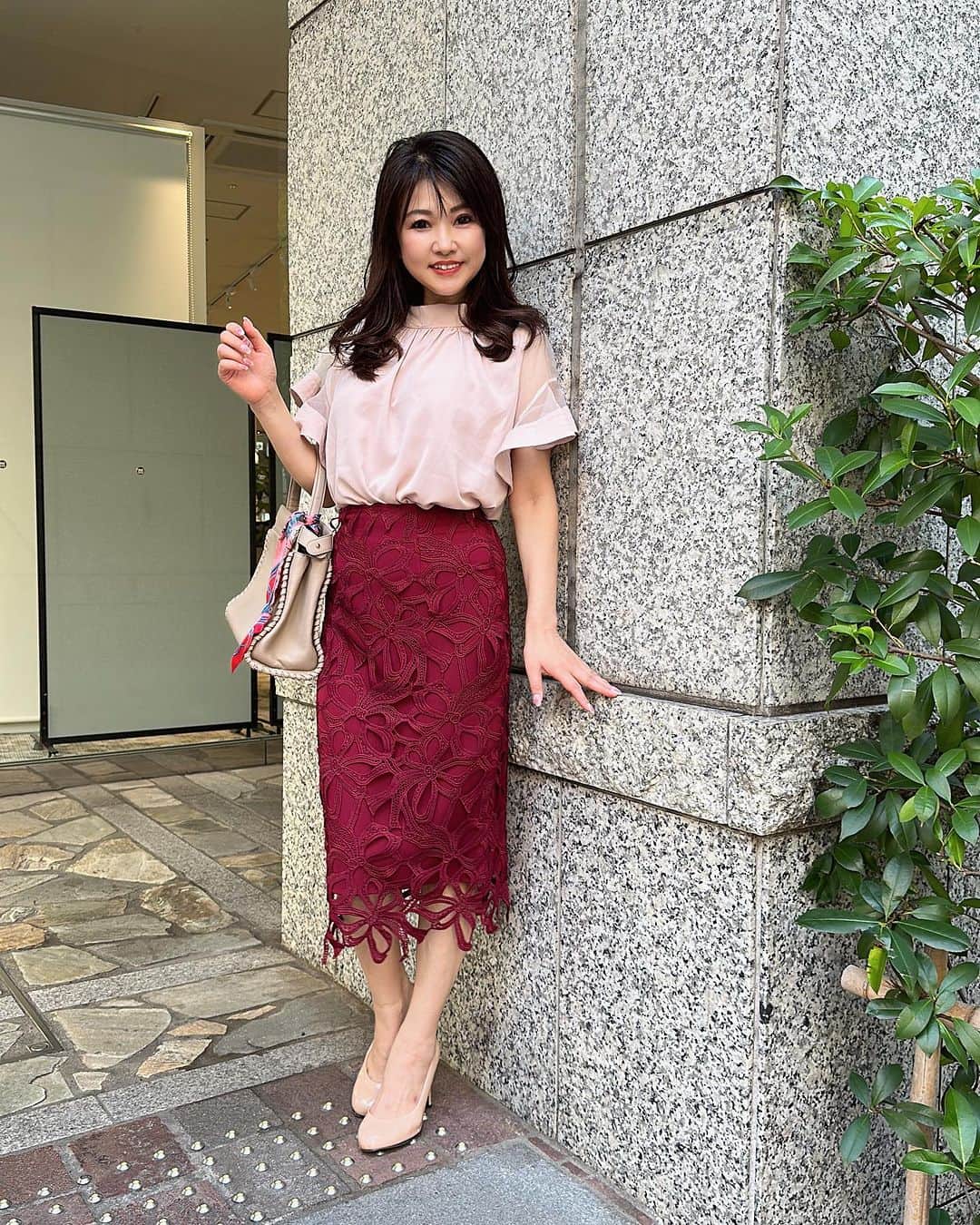 Maya Shiraiのインスタグラム：「リボン柄スカートの新色ボルド💓 前反響が凄くて嬉しいです✨✨  2023年秋冬はレッドがトレンド 女度がグッと上がるボルドは目を惹きます✨✨  オフィスにも穿いていただける様に暗すぎず明るすぎない品の良い色に仕上げました❣️とっても綺麗な色目なの  合わせたトップスはSALEアイテム ピンクグレージュのブラウスとも相性抜群✨✨  ボルドはとても合わせやすく合わせるカラーで様々な印象に  ・ベージュ、モカ、ブラウンなどと合わせると女性らしい柔らかな印象に ・ ピンクベージュ、ピンクグレージュは大人フェミニンな印象に♩  ・ブラックはグッと引き立ちエレガントさが増します  色々コーデ出来るからオススメカラー🩷  ⁡ ーーーーーーーーーーーーーー FEERICHELU(フェリーシェル)では、 「ここでしか買えないオリジナルデザイン」のアイテムを多数取り揃えております。 大量生産を行わず「厳選した上質素材」と「丁寧な縫製」「美しいシルエット」「長持ちする製品」を心を込めてデザイン・製造・販売しています🥰🌸 ーーーーーーーーーーーーーー ⁡ #feerichelu#フェリーシェル #OLコーデ#フェミニンコーデ#大人フェミニン#きれいめファッション#大人かわいいコーデ#お出掛けコーデ#エレガントコーデ#通勤コーデ#通勤#olコーデ#お仕事コーデ#デートコーデ#大人フェミニン#タイトスカート#レーススカート#エレガントコーデ  #ニュアンスカラー#秋コーデ #秋物コーデ #秋物コーデ」