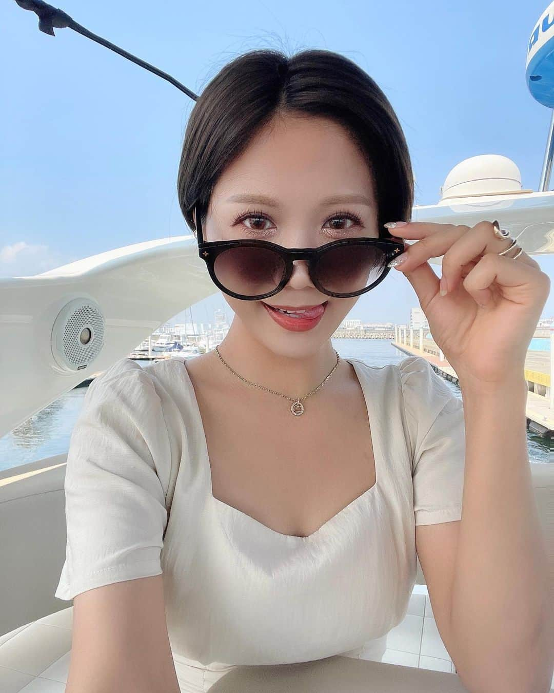 海江田麻貴さんのインスタグラム写真 - (海江田麻貴Instagram)「ㅤㅤㅤㅤㅤ  ㅤㅤㅤㅤㅤ CRUISING🛥️  ㅤㅤㅤㅤㅤ 焼けやすすぎて毎日、海行った？て聞かれるのだけど、 やっとほんまに海☺️🌊夏らしいことができて嬉しかった🤍  ㅤㅤㅤㅤㅤ  ㅤㅤㅤㅤㅤ  ㅤㅤㅤㅤㅤ  ㅤㅤㅤㅤㅤ #芦屋マリーナ #神戸 #CRUISING #クルージング #japanesegirl #日本女孩 #なつやすみ #luisvuitton #sunglasses」8月24日 19時42分 - _makiii0924_