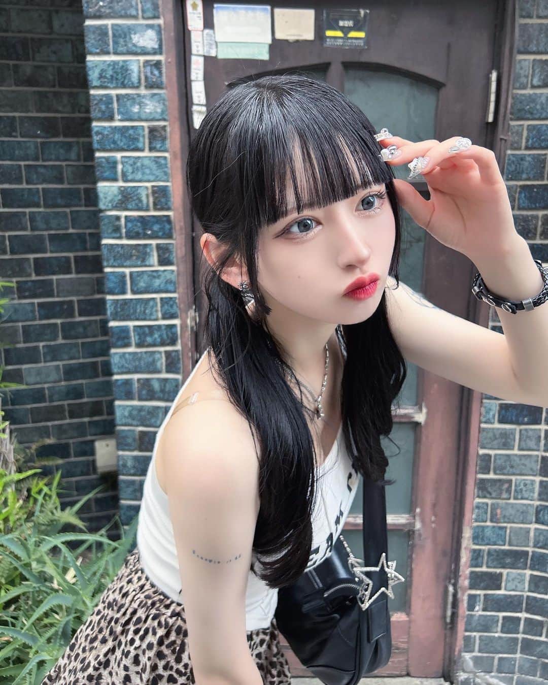 狐波ろんのインスタグラム：「暑すぎてキャミ生活してたけど最近割と薄手の長袖でもいける、慣れ？みんなはど？  . #キャミソール #黒髪 #ツインテール」