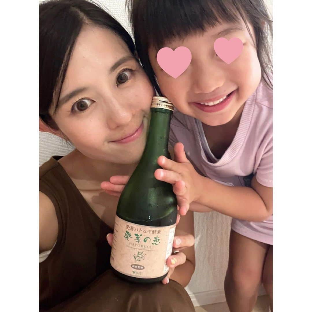 望月みささんのインスタグラム写真 - (望月みさInstagram)「発芽ハトムギ酵素〝発芽の恵〟をお試しさせていただきました😍  美肌に効果ありな発芽ハトムギの酵素だからか、夏の乾燥にもすごく効いている気がする🥹 夏休みは海やプールに行って荒れると思ったけれど、なんだかすごい調子いいのは酵素のおかげかも⁉️と感じている今日この頃…🤔✨（これ本当に❗️）  31種類もの滋養豊富な国産素材の食物エキスで作られているので、夏疲れにもピッタリ☀️ 離乳食開始から子供も飲めるので、なのりのも一緒に🧡 甘くておいし〜って飲んでます😆  肌の老化が気になるお年頃になってきたので、美肌のためにももう少し続けてみたいなーと思ってます🥹  #発芽ハトムギ酵素#発芽の恵#国産発酵#アンチエイジング#滋養#国産素材#発酵酵素#酵素ドリンク#🧡#pr」8月24日 19時52分 - mochizuki.misa