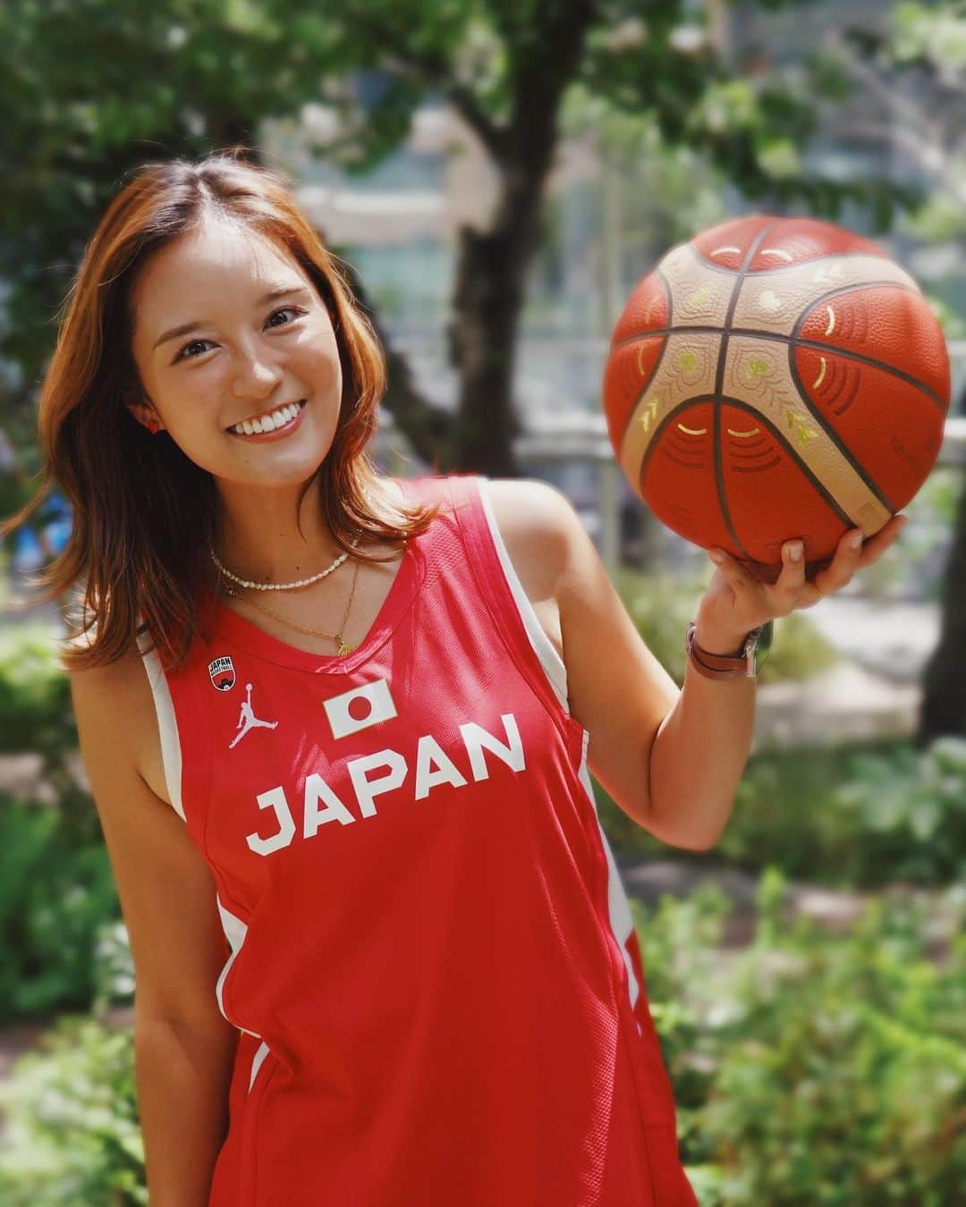 忽滑谷こころさんのインスタグラム写真 - (忽滑谷こころInstagram)「. 明日W杯が開幕！🏀 . 初戦の相手は強豪ドイツです🔥 世界ランクが20以上うえの格上チームですが、ホーバスHCが一貫しておっしゃっている"believe"を胸に私も応援したいと思います🇯🇵 .  この1年、何度もこのユニを着て仕事させてもらったな、と時の流れの速さに驚くとともに、 ずっと取材してきたAkatsuki Japanが、沖縄のコートに立っている姿をようやく見られると思うと楽しみで仕方ありません！ . 明日は、沖縄で戦う12人、そしてこれまで代表活動に参加したすべての選手の想いを存分にぶつけて、日本の強さを見せつけて欲しい👏🏽 私は残念ながら沖縄には行けませんが😭 画面を通して東京からエールを送りたいと思います📣楽しみ😊 . #akatsukijapan」8月24日 19時47分 - kokoro_nukariya