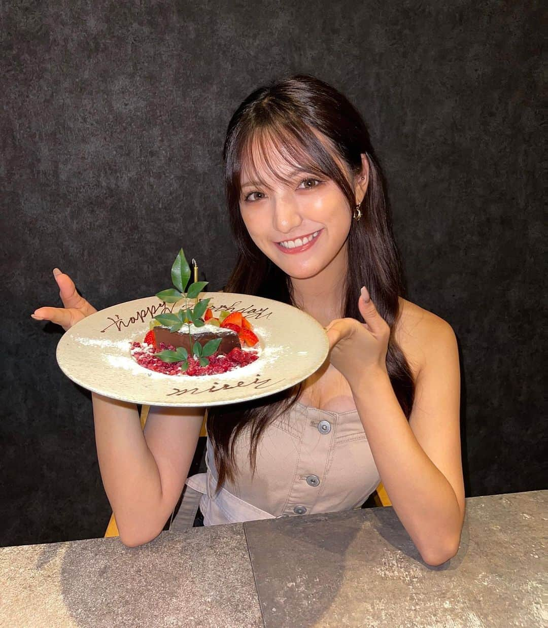 北川美麗さんのインスタグラム写真 - (北川美麗Instagram)「· · 今日で23歳になりました🥂 いつもありがとうございます⸜︎︎︎︎❤︎︎⸝‍  これからもお仕事がんばります✨ よろしくお願いします！ · · #23 #ロングヘア #ラウンドガール #タレント#レースクイーン #RQ #VALINOガール  #krushガールズ」8月24日 19時48分 - mirei_kitagawa