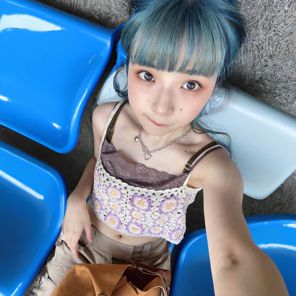甘楽のインスタグラム：「写真をAI背景で加工してみた。ぐにゃり。  生理近いタイミングでタスク過多期になってしまったよ！怖いよー！  前回のリハ発狂して早めに終わらせてしまったんだけどそれが生理初日だったんよね。明日リハ怖過ぎる。2人に迷惑かけない様に女ホルと対話頑張るしかない！！！  ほんと全部生理のせい全部ホルモンバランスのせい！！！！！  beaの新曲の説明、自分がクソだと思って曲作ったけど実際生理が来てましたって言っててほんーーーとに鬼共感。  ほんとそう。 ほんとそうなのよ。ウチら。血が出るんよね。クッソ。  #fuckperiods」