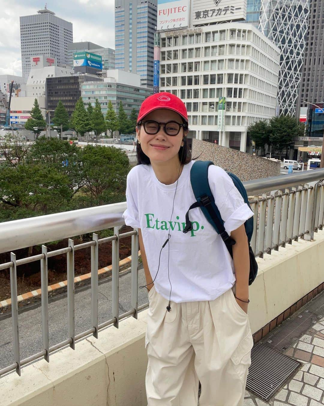 田中シェンのインスタグラム：「熱盛🔥 甲子園お疲れ様でございます、  Cap #広島カープ  Tops @etavirpber  Pants @stevenalan #vintage  Shoes @adidas  Bag @arcteryx  暑い日にはカレー 暑い日にはかれー 暑い日にはcurry🍛👳🏾‍♂️🔥❗️ (この日の合言葉)  ________________________________  #西新宿カフェ  @wpu_shinjuku ________________________________  ホテルの中に併設されているカフェ☕️ 12:00オープンなのにgoogleには11:30と 明記してあったので迷わずフライングIN🏃‍♂️ オープンまで中で待たせてくれました(優しい) 新宿ではかなり珍しい、お犬さま同伴OK🐕なカフェ。 場所も行きやすいし、音楽もレコードだし、 スピーカーの音は最高だし！♫(大事) アイスカフェオレ(オーツミルクチェンジ)とプリンを いただきました。このオーツミルクラテ、 田中のオーツミルクラテ2023優勝です🏆 ぼやけてない、ハッキリと奥行きがあるかんじ🌱 接客も気持ち良いので率直に言ってオススメです❗️ ________________________________  #西新宿カレー  @hotspoon_official  ________________________________  今日の合言葉はカレー🍛なのでもちろんカレー屋さんに。 Google mapにずっとピンを📍たててたけど 行けてなかったカレー屋さん👳🏾‍♂️🙏🏻 8時間煮込み牛すじカレー850円と日替わりトッピング の🥚とほうれんセット...🤤 カレー出てきた瞬間のグツグツ感が地獄絵図🔥 (とても良い意味で)猫舌には恐怖の瞬間でしたが 本当に美味しい！溶ける！牛すじゴロゴロ入りすぎ❣️ 850円とは思えないゴージャスなカレーでした。 女子にはライス少なめで良いかも。 牛すじの量がね、結構ゴロゴロしてるから！ ________________________________  Out of sooo many cafes in #shinjukustation  My new favorite place is Born 🔥❗️ @wpu_shinjuku cafe and diner is located  Inside the hotel(so you can go straight from  Hotel room to here. Wink Wink) you can bring  Your buddies 🐶which is rare in this area. GOOD SPEAKER 🔈 GOOD MUSIC 🎶  Good iced oats milk late !  ( win the best late of Tanaka  history of the year !) if ur lost in café searching, Give it a try ☺️✌🏻  ________________________________ #西新宿ランチ #西新宿グルメ #西新宿ジャンクション  #新宿カフェ巡り #新宿ランチ部 #犬連れok  #新宿西口グルメ #新宿昼飲み #新宿ごはん  #新宿観光 #東京ホテル巡り  #東京ファッション #tokyofashionattitude  #etavirp #adidassambaclassic #nishishinjuku  #西新宿カフェ #ストリート系ブランド  #일본여행🇯🇵 #東京観光🗼  #yutenji  #여행일기✈️ #푸드스타그램🍴  #카페스타그램☕🍨🍰 #每日穿搭分享  #日系穿搭必備單品」