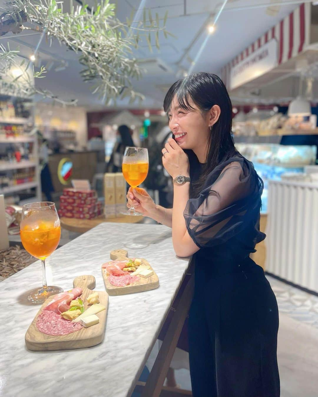 上野仁美のインスタグラム：「. ⁡  @eataly.tokyo で #アペリティーボ 🇮🇹 ⁡ 食前酒とともにおつまみをセットでいただけるアペリティーボ。イタリア発祥の食文化なんだそう。 私はこの日初体験だったのですが、とっても楽しかったです🥰❤️ これは一人でサクッとも出来そう☺️ ⁡ ⁡ ⁡ #イータリーでアペしよう #イータリー」