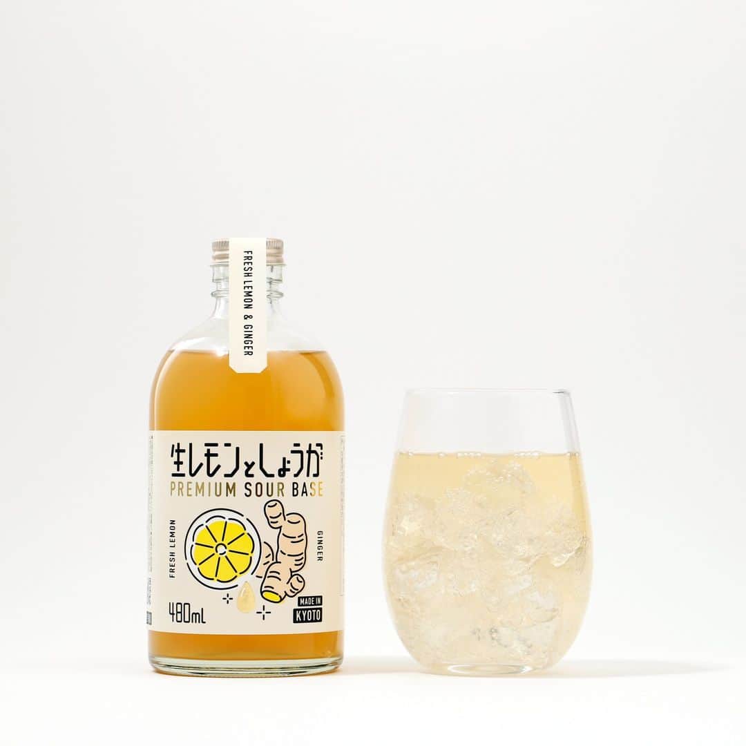 KURAND@日本酒飲み放題さんのインスタグラム写真 - (KURAND@日本酒飲み放題Instagram)「生レモンと生しょうが  フレッシュ＆ドライな「生」の美味しさ。 それは、クセになる美味しさ。  炭酸水で割るだけで... “生” の レモンとしょうがを組み合わせた 生ジンジャーレモンサワーを楽しめる  そんなプレミアムサワーベースです。  ---------------------------- 新しいお酒とたくさん出会える！ 他のお酒や企画はプロフィールへ →@kurand_info ----------------------------  オンライン酒屋「クランド」は、 お酒にまつわる情報を発信しています！  #クランド #酒ガチャ #お酒好きな人と繋がりたい #リキュール #サワーベース #お酒大好き #お酒好き」8月24日 19時56分 - kurand_info