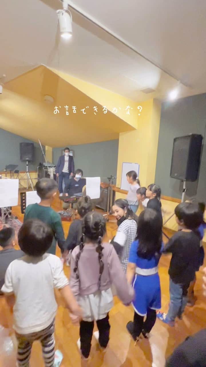 かーなーのインスタグラム：「． ． 「はじめてのうた」キッズレコーディング風景を公開🕺🕺 音源にあるラストサビの可愛い声の持ち主たち🌷  みんなで手を繋いで、何度も 一生懸命大きな声で歌ってくれました🕺🕺  可愛いすぎませんか…？🥹🥹🥹 ⁡ #奏絵」