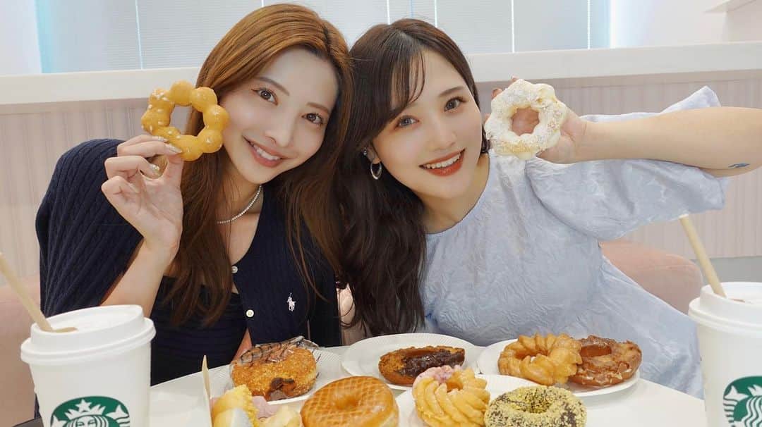 金光みり愛のインスタグラム：「. 美紀ちゃんとYouTube初コラボ動画が公開されました💗  ミスド爆食いしながら恋愛の質問に 2人で超真剣に答えてるよ🫶🏻🍩  美紀ちゃんのチャンネルでも前編が 上がってるので是非併せて見てね🥰🌸  ガールズトーク楽しかった〜🤣💕」
