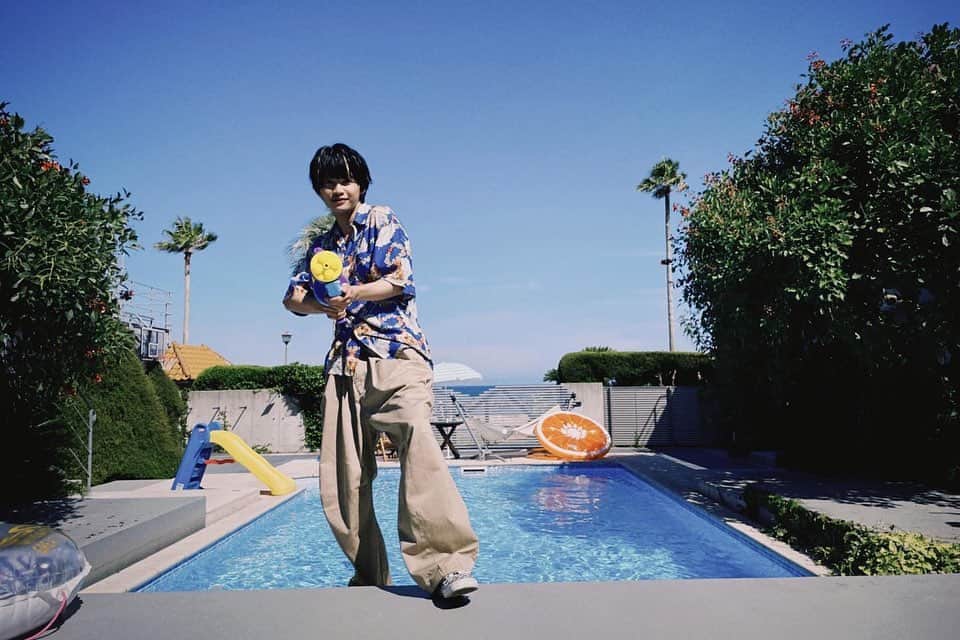 草川直弥のインスタグラム：「☻ 夏楽しんでるー？  EVOLのMV撮影の時のオフショだよー  水遊びしたいね💦 #ONENONLY#ワンエン#NAOYA」