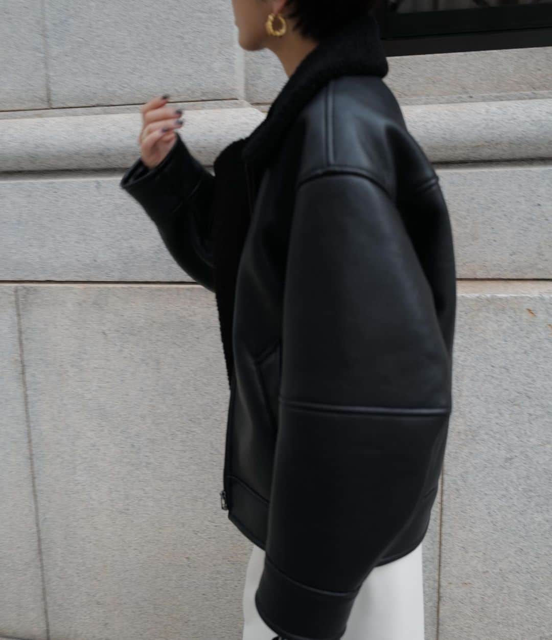 正中雅子さんのインスタグラム写真 - (正中雅子Instagram)「eco leather flightjk🖤✨  個人的に去年からこんなフライトジャケット探してて、なかなかなくて自分の欲しいものを形にしたアウターなんです🫶  エコレザーだけどリアル見えしてて同系色のボア生地を探して フォルムも好きな立体感のある仕上がりに☺︎  スタイリングに加えるだけで絶対今年可愛いやつです🫶  二色ともほしい🫠  アウターは、動画の方が分かりやすいと思うので @machatt_ のリールから動画説明あるので是非ご覧ください🙏✨  outer pre order 8.25 fri 12:00---8.28 mon 23:59  @machatt_  @machatt_staff_styling   #MACHATT#masaco服 #fashion#styling#outerstyle #mamafashion #アウターコーデ」8月24日 19時59分 - masacoshonaka