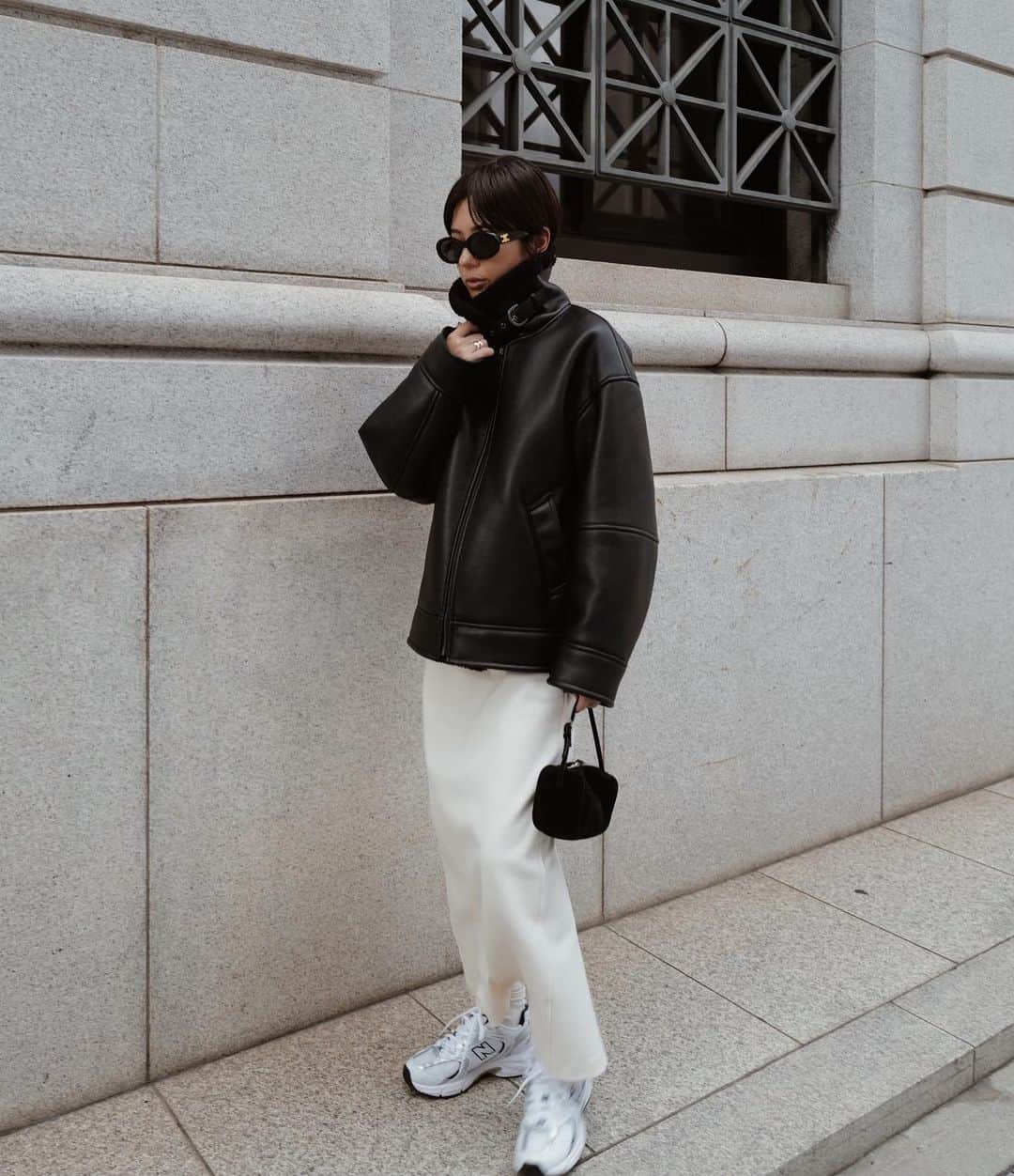 正中雅子のインスタグラム：「eco leather flightjk🖤✨  個人的に去年からこんなフライトジャケット探してて、なかなかなくて自分の欲しいものを形にしたアウターなんです🫶  エコレザーだけどリアル見えしてて同系色のボア生地を探して フォルムも好きな立体感のある仕上がりに☺︎  スタイリングに加えるだけで絶対今年可愛いやつです🫶  二色ともほしい🫠  アウターは、動画の方が分かりやすいと思うので @machatt_ のリールから動画説明あるので是非ご覧ください🙏✨  outer pre order 8.25 fri 12:00---8.28 mon 23:59  @machatt_  @machatt_staff_styling   #MACHATT#masaco服 #fashion#styling#outerstyle #mamafashion #アウターコーデ」