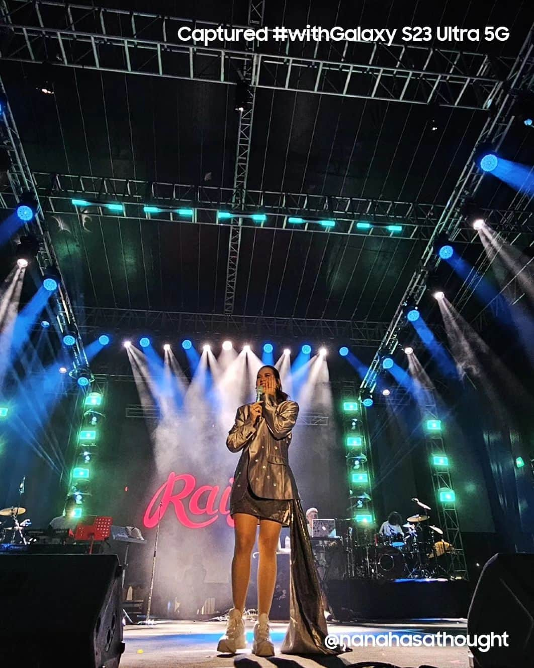 Raisa Andrianaさんのインスタグラム写真 - (Raisa AndrianaInstagram)「Thank you for capturing my genuine reaction on stage hahaha. Ini dia salah satu hasil #EpicFancamRaisa. Hasil foto kalian keren-keren banget.  And also thank you to #SharetheEpic Nightography from #GalaxyS23 . Senang banget tiap konseran ada yang fotoin aku pake hape epic ini. Karena hasil foto dari jarak jauh pun, hasilnya bisa tetap epic & tajam gini. #SharetheEpic.  See you guys at my next concert! 📸 #withGalaxy S23 Ultra 5G」8月24日 19時59分 - raisa6690