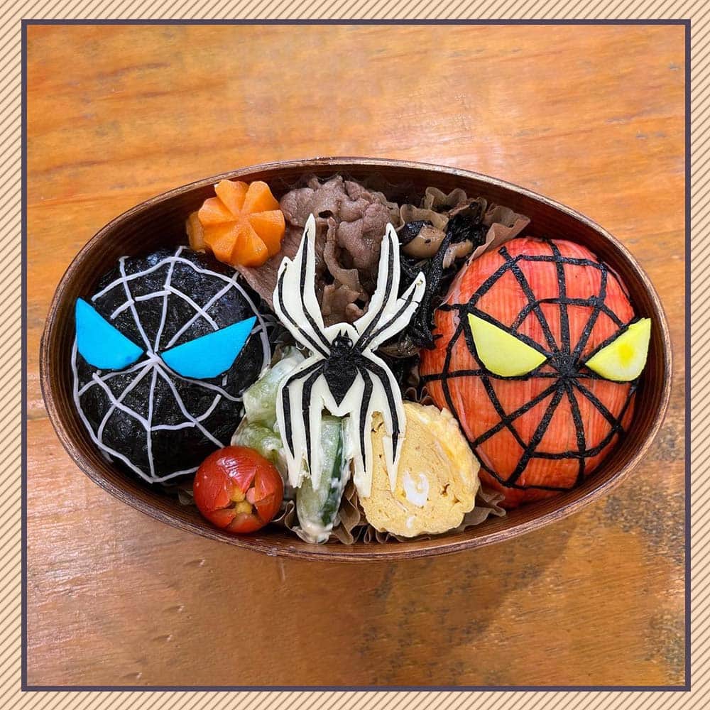 mamagirl ママガールさんのインスタグラム写真 - (mamagirl ママガールInstagram)「@mamagirl_jp  世界のヒーロースパイダーマンのキャラ弁をご紹介✨ 男の子からのリクエストも多いのではないでしょうか？ スパイダーマンみたいに強くかっこよくなりたいね💪  @kmr.myk さんの投稿を引用させていただきました✍️ ・・・・・・・・・・・・・・・・・・・・・・ 長男くん弁当🍱 スパイダーマン🕷️ご希望 今回もモリモリに入れて、デザートは実家から送ってきたみかん🍊 3個入れといてー　って⁉️ 無理じゃない？って思ったけど完食🤣  ホントに弁当箱サイズアップしなくては😅  すき焼き弁当 シャケおにぎり（スパイダーマン） のりおにぎり(ダークスパイダーマン) すき焼き きゅうりと竹輪サラダ だし巻き卵 ひじき煮  ・・・・・・・・・・・・・・・・・・・・・・ photo by @handmade_u_u @kmr.myk @m__a__i__._    素敵なお写真ありがとうございます☺ 『ママガール』ではオシャレも子育ても楽しみたいママさんに向けて発信中✨ @mamagirl_jp や #mamagirl のタグ付けをして下さった投稿からも紹介しております。  是非、タグ付けやハッシュタグをつけて投稿してみてください🌷  #mamagirl #ママガール #こどものいる暮らし #赤ちゃんのいる暮らし #丁寧な暮らし #シンプルな暮らし #おうち遊び #おうち時間  #キャラ弁 #デコ弁 #お弁当 #おべんとう  #男の子弁当 #可愛いお弁当作りたい部 #簡単弁当 #手作り弁当 #お弁当生活 #スパイダーマン #スパイダーマン弁当  #娘弁当 #息子弁当」8月24日 20時00分 - mamagirl_jp