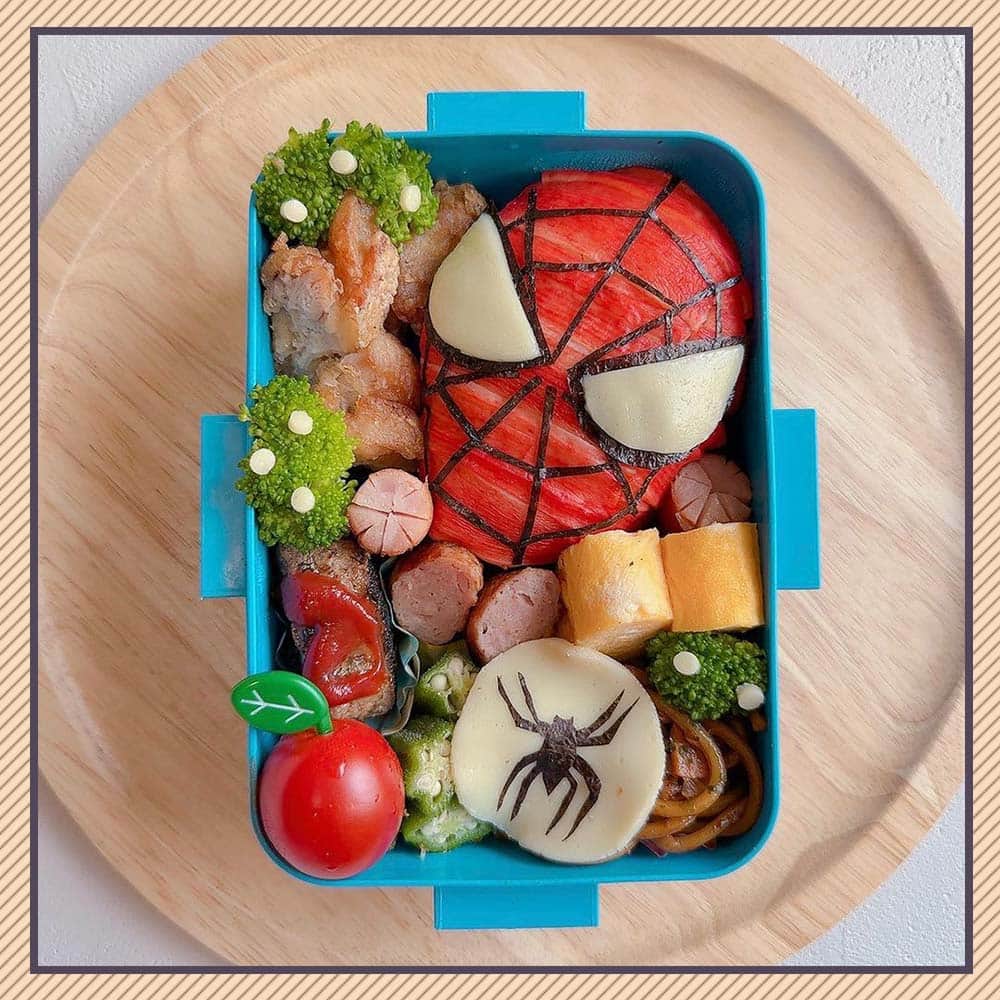 mamagirl ママガールさんのインスタグラム写真 - (mamagirl ママガールInstagram)「@mamagirl_jp  世界のヒーロースパイダーマンのキャラ弁をご紹介✨ 男の子からのリクエストも多いのではないでしょうか？ スパイダーマンみたいに強くかっこよくなりたいね💪  @kmr.myk さんの投稿を引用させていただきました✍️ ・・・・・・・・・・・・・・・・・・・・・・ 長男くん弁当🍱 スパイダーマン🕷️ご希望 今回もモリモリに入れて、デザートは実家から送ってきたみかん🍊 3個入れといてー　って⁉️ 無理じゃない？って思ったけど完食🤣  ホントに弁当箱サイズアップしなくては😅  すき焼き弁当 シャケおにぎり（スパイダーマン） のりおにぎり(ダークスパイダーマン) すき焼き きゅうりと竹輪サラダ だし巻き卵 ひじき煮  ・・・・・・・・・・・・・・・・・・・・・・ photo by @handmade_u_u @kmr.myk @m__a__i__._    素敵なお写真ありがとうございます☺ 『ママガール』ではオシャレも子育ても楽しみたいママさんに向けて発信中✨ @mamagirl_jp や #mamagirl のタグ付けをして下さった投稿からも紹介しております。  是非、タグ付けやハッシュタグをつけて投稿してみてください🌷  #mamagirl #ママガール #こどものいる暮らし #赤ちゃんのいる暮らし #丁寧な暮らし #シンプルな暮らし #おうち遊び #おうち時間  #キャラ弁 #デコ弁 #お弁当 #おべんとう  #男の子弁当 #可愛いお弁当作りたい部 #簡単弁当 #手作り弁当 #お弁当生活 #スパイダーマン #スパイダーマン弁当  #娘弁当 #息子弁当」8月24日 20時00分 - mamagirl_jp