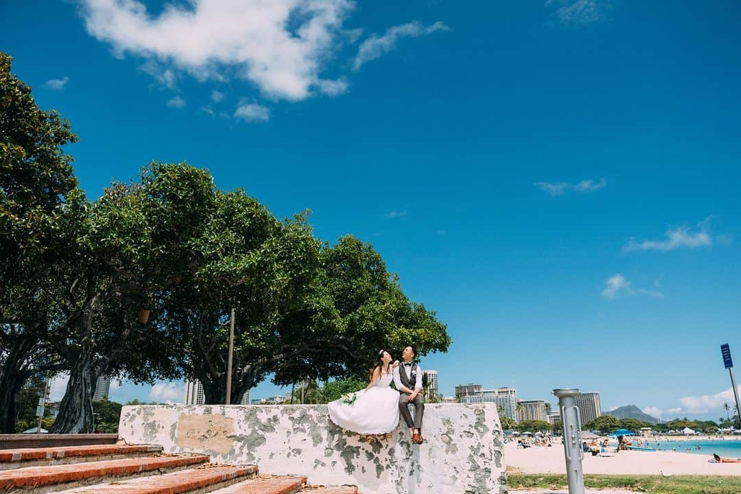 ファーストウエディング公式 ハワイウエディングのインスタグラム：「. ≪Hawaii/フォトツアー≫ Ala Moana Beach Park  ▽Special Thanks… photo　@katabirayuta  make　 @hawaiihairmake_aki   ＝＝＝＝＝＝＝＝＝＝＝＝＝＝＝＝＝＝＝＝＝＝ ■会場詳細・コーディネーターブログ・各種キャンペー ン 　資料請求、ご来店、オンライン相談は 　プロフィール欄のLinkよりご覧ください！ ＝＝＝＝＝＝＝＝＝＝＝＝＝＝＝＝＝＝＝＝＝＝  #FIRSTWEDDING #ファーストウエディング #リゾートウェディング #リゾート婚 #ハワイ挙式 #リゾート挙式 #フォトツアー #アラモアナビーチフォト #リゾ花 #家族婚 #2023夏婚 #2023秋婚 #2023冬婚 #2024春婚 #2024夏婚 #プレ花嫁 #プレ花嫁さんと繋がりたい #ハワイ旅行 #ハワイ好きな人と繋がりたい #ハワイ観光 #hawaii #hawaiitrip #hawaiiwedding #wedding #weddingphotography #bouquet #alamoanabeach  #ハワイウエディング #ハワイウェディングフォト」