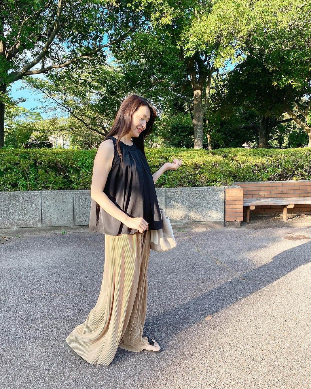 Atsukoさんのインスタグラム写真 - (AtsukoInstagram)「夏はぴったりしたお洋服より さらりと着れる リラックスコーデがよいですよね✨  こちら、かなり出番多いです✨  とっても着やすくて シンプルなコーデ♡  @instyle365_jp   のお洋服は夏にぴったり❣️  セットアップだから 考えなくて大丈夫👌  ノースリーブだけど 腰回りがふんわり隠れてくれて  パンツもストンとしてるから ラインをきにしなくて良いの✨🎵  色も落ち着いていて 気に入ってるよ✨✨  @instyle365_jp   ♦︎生地が薄いのに透けない ♦︎さらさらしてベタつかない ♦︎お家で洗える ♦︎形が崩れない ♦︎コスパが良い  とーっても優秀なんです🤍  大人っぽいものからエレガント👗 キュート🩷カジュアル✨  様々なテイストが豊富にあるから 絶対あなたのお気に入りが 見つかるはず✨  覗いてみてね🤍  @instyle365_jp   クーポンコード （20% off）：AUG20 　締め切り：８月３１日  @goinluck.jp   クーポンコード （20% off）: atsuko　 　締め切り：９月８日  #アラフィフコーデ #リラックスコーデ #プチプラ #セットアップ #instyie #goinstyle」8月24日 20時10分 - atsuko__kawashima_