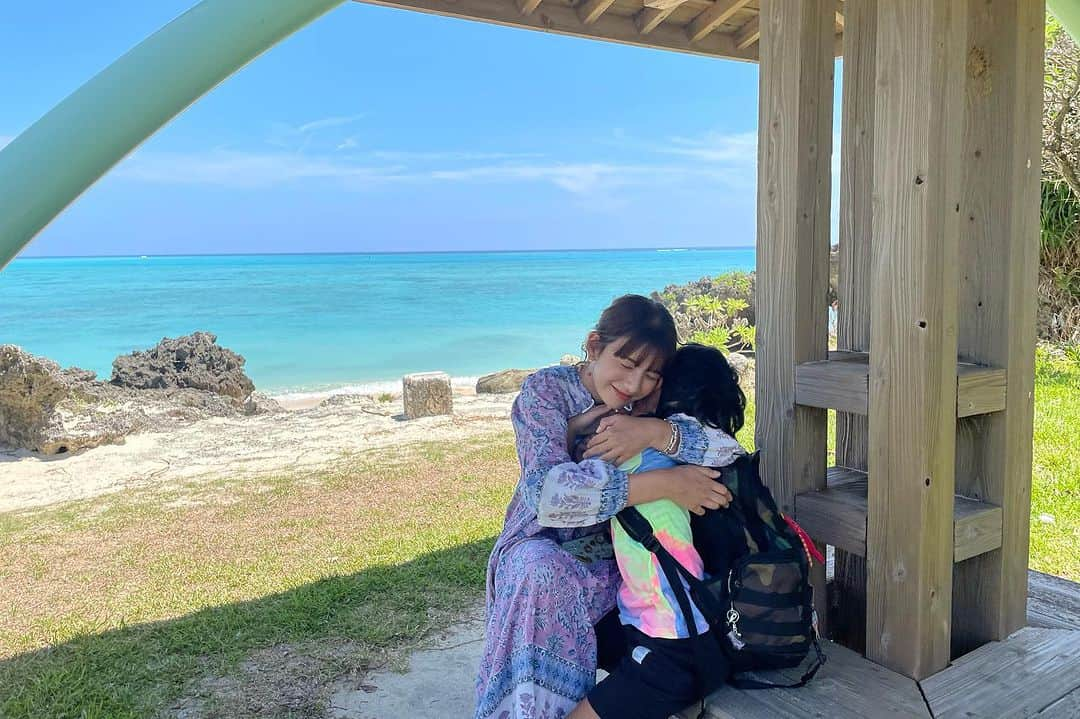 スザンヌさんのインスタグラム写真 - (スザンヌInstagram)「天国🏝️🐢💫🐚🩵🩵🩵  なにから書けばいいかなぁ 伝えたいこと載せたい写真がありすぎるけど☜ お仕事始まる前に忘れたくないことだけ📝  2023年夏休み最後の旅は息子と2人！行き先は夏のはじまりに、豚さん🐖貯金箱を開封して息子に決めてもらった🏝️ #与論島 （息子は数年前まで日本じゃないと思ってたよ、たしかに！） 2人旅だけど与論島に行ったら 島のお友達が優しくおかえりーって迎えてくれて（しばらくホームステイしてる友達も） 親子でたーくさん遊んでもらって 感謝してもしきれない、、、🥺 どうしよう本当にありがとう🥺❤️行く旅に大好きになるなぁ。  わたしたち多分与論島へは 10回以上お邪魔してるけど、 今回の#ヨロンブルー は格別で🩵本当に綺麗で泣いた☜汗か涙かわからないくらいけど。笑 潜りながら、浮かびながら、 天国がこんな場所だといいなぁって何度も思ってたよ。  この2泊3日 前世はきっと河童であろう息子と共に、泳ぎに泳ぎまくりました！ 海亀🐢さんとも一緒に泳げたり 数年ぶりに免許が活躍したジェットスキーに乗ったりサップしたり 忘れられない思い出がたくさんできました♡  そんな様子を今回はじめて 与論のカメラマンさん @seiichi_kawakami にドローンを使っておさめてもらったんだ📷 楽しみ！ 海遊びの全ては いつもお世話になってる @shimaenjoy で🚢  おかげでわたしも小学生ぶりに 肩の皮がむけそうに日焼けしてます❤️‍🔥（息子は今年は2回脱皮済み）  帰りに空港でまだ帰りたくなさそうで寂しそうにしてる息子に 楽しかったねぇまた行こうね！って声かけたら、帰って豚さん貯金箱に今日から貯めたら来年は1週間くらい居られるんじゃない？っと。 おぉうん！たしかに😌♡ 与論貯金頑張ろ💪🐖  @tsubapi55  @chiisaiojisan0815  @lucasena0112  たくさん本当にありがとう🥰❤️  また書くね📝 #与論島 #ヨロンフォト #ヨロンブルー #絶景 #ssstrip #beautiful___travel #ritoful #癒し #2023夏 #スザ旅 #息子と2人旅」8月24日 20時03分 - suzanneeee1028