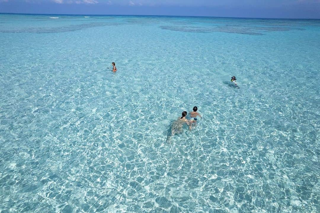 スザンヌさんのインスタグラム写真 - (スザンヌInstagram)「天国🏝️🐢💫🐚🩵🩵🩵  なにから書けばいいかなぁ 伝えたいこと載せたい写真がありすぎるけど☜ お仕事始まる前に忘れたくないことだけ📝  2023年夏休み最後の旅は息子と2人！行き先は夏のはじまりに、豚さん🐖貯金箱を開封して息子に決めてもらった🏝️ #与論島 （息子は数年前まで日本じゃないと思ってたよ、たしかに！） 2人旅だけど与論島に行ったら 島のお友達が優しくおかえりーって迎えてくれて（しばらくホームステイしてる友達も） 親子でたーくさん遊んでもらって 感謝してもしきれない、、、🥺 どうしよう本当にありがとう🥺❤️行く旅に大好きになるなぁ。  わたしたち多分与論島へは 10回以上お邪魔してるけど、 今回の#ヨロンブルー は格別で🩵本当に綺麗で泣いた☜汗か涙かわからないくらいけど。笑 潜りながら、浮かびながら、 天国がこんな場所だといいなぁって何度も思ってたよ。  この2泊3日 前世はきっと河童であろう息子と共に、泳ぎに泳ぎまくりました！ 海亀🐢さんとも一緒に泳げたり 数年ぶりに免許が活躍したジェットスキーに乗ったりサップしたり 忘れられない思い出がたくさんできました♡  そんな様子を今回はじめて 与論のカメラマンさん @seiichi_kawakami にドローンを使っておさめてもらったんだ📷 楽しみ！ 海遊びの全ては いつもお世話になってる @shimaenjoy で🚢  おかげでわたしも小学生ぶりに 肩の皮がむけそうに日焼けしてます❤️‍🔥（息子は今年は2回脱皮済み）  帰りに空港でまだ帰りたくなさそうで寂しそうにしてる息子に 楽しかったねぇまた行こうね！って声かけたら、帰って豚さん貯金箱に今日から貯めたら来年は1週間くらい居られるんじゃない？っと。 おぉうん！たしかに😌♡ 与論貯金頑張ろ💪🐖  @tsubapi55  @chiisaiojisan0815  @lucasena0112  たくさん本当にありがとう🥰❤️  また書くね📝 #与論島 #ヨロンフォト #ヨロンブルー #絶景 #ssstrip #beautiful___travel #ritoful #癒し #2023夏 #スザ旅 #息子と2人旅」8月24日 20時03分 - suzanneeee1028