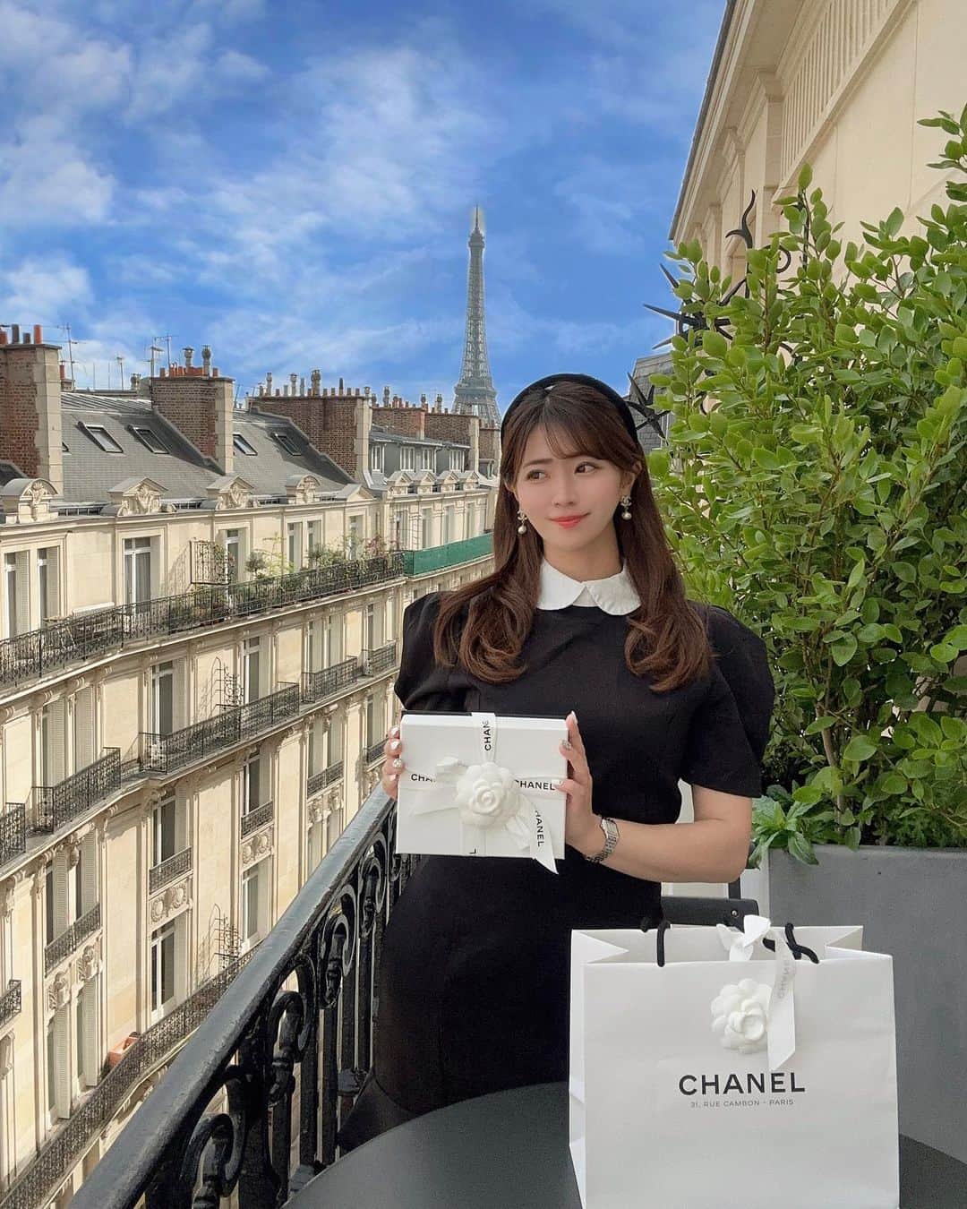のインスタグラム：「𝑷𝒂𝒓𝒊𝒔🇫🇷  Parisいった時の思い出の1枚❤️  お部屋のテラスからエッフェル塔が見えて映えてたの🥺  そして𝑷𝒂𝒓𝒊𝒔本店限定の 白ショッパーだったので 記念撮影♡♡たまたま欲しいのが あって🥺ラス1でゲットしたんだけど 目の前のマダムが狙ってたらしくて 目の前で舌打ちされたぁ👅怖 ご褒美にゲットできてよかった♡  ちゃんと3枚目にリアルな私を 載せときました！w  映えてるとこでもカップラーメン🍜 食べちゃうよ←w  海外旅行✈️行くと絶対 カップラーメンとか味噌汁とか 持ってくのー！すぐ海外のご飯に 飽きてしまってね😫 やっぱり日本食最高❤️」