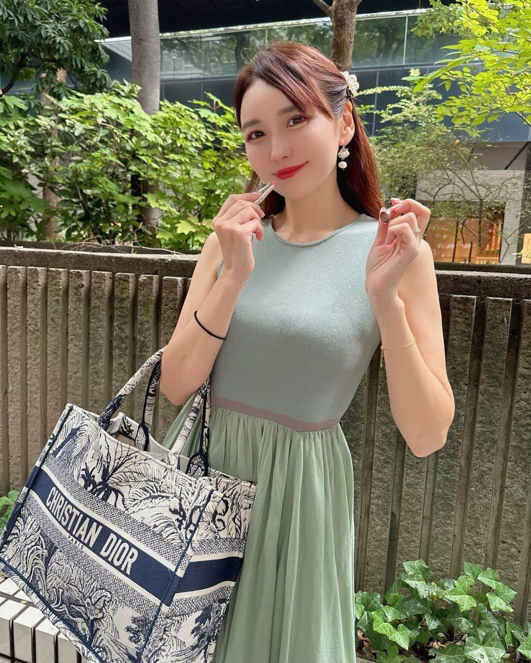momoのインスタグラム：「今月の @raxybeautybox_jp の8月のRAXYはYouTuberの足の裏さんとのコラボ🥰テーマは 「カワイイを造る足の裏プレゼンツ Beauty Box」  ⚫︎Visee 　ミニバーム リップスティック PK812 ピンクダズル ⚫︎ ロージーローザ  　3Dスポンジ ＜ WET&DRY >  ⚫︎アイプチ 　ひとえ・奥ぶたえ用カーラー ⚫︎デジャヴュ 　ラッシュアップ マスカラE1 ブラック ⚫︎MAMONDE 　バクチオール レチノール クリーム ⁡ 4つも現品が入ってました😉🫶🏻 私が特に気に入ってるのがミニサイズのリップ💄小さいカバンにもすっと入るから重宝してる🫶🏻  . #楽天ラクシー#楽天raxy#raxy#コスメ#メイク#コスメレポ#サブスク#プチプラ #韓国コスメ#美肌#美活#エイジングケア#美容#化粧品#アンチエイジング#美容#RAXY公式アンバサダー#cosme#pr」