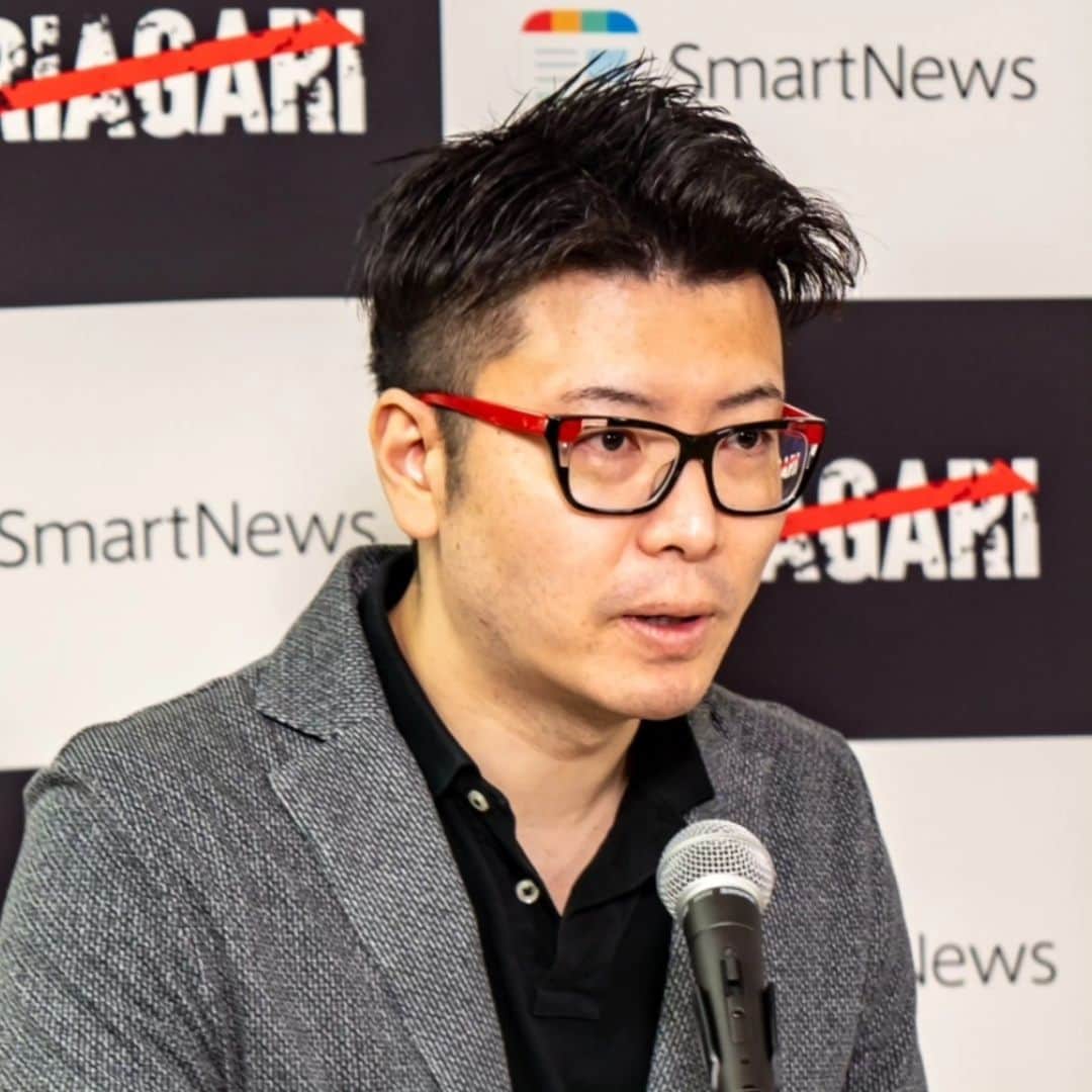 鈴木芳彦のインスタグラム：「今日はNARIAGARI vol.2の記者会見でした。vol.1の時よりもプロ選手達の参戦が増え、プロを目指すアマチュア選手達にとっては実力の現在地を確認しやすい大会になってきました。夢を追う男達、熱く時に温かく見守ってください！1枚目は皇治CEOと宮田プロデューサーのフェイスオフに違和感を感じた私、2枚目は違和感の理由、二人が口付けを交わしそうになったシーンです。#NARIAGARI #格闘技 #皇治 #宮田充 #鈴木芳彦」