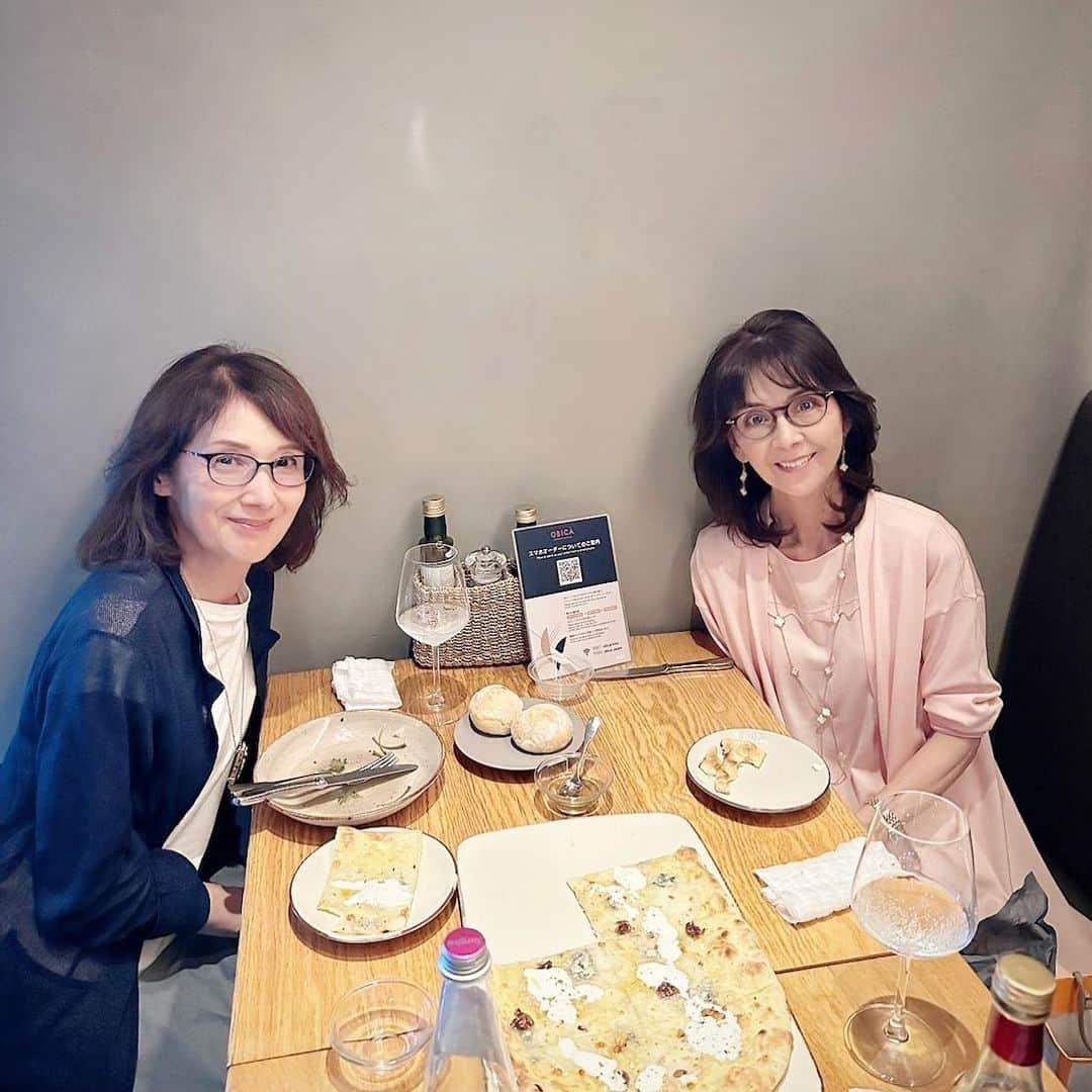 柏木由紀子さんのインスタグラム写真 - (柏木由紀子Instagram)「ミュージカル鑑賞のあとは @obica_japan  イタリアン！ お気に入りの7種のチーズピザを和歌子ちゃんとシェアしました😊  #柏木由紀子ファッションクローゼット 好評発売中！ #楽天ブックスファッション部門1位獲得 #発売前重版 #坂本九音楽事務所 #坂本九 #坂本九柏木由紀子 #シニアファッション #シニア世代のファッション番長 #75歳 #70代コーディネート #60代コーディネート #50代コーディネート #柏木マダム #カシワギマダム #由紀子巻き #60代ヘアスタイル #由紀子と和歌子 #ゆきわか #酒井和歌子」8月25日 6時59分 - yukiko_kashiwagi