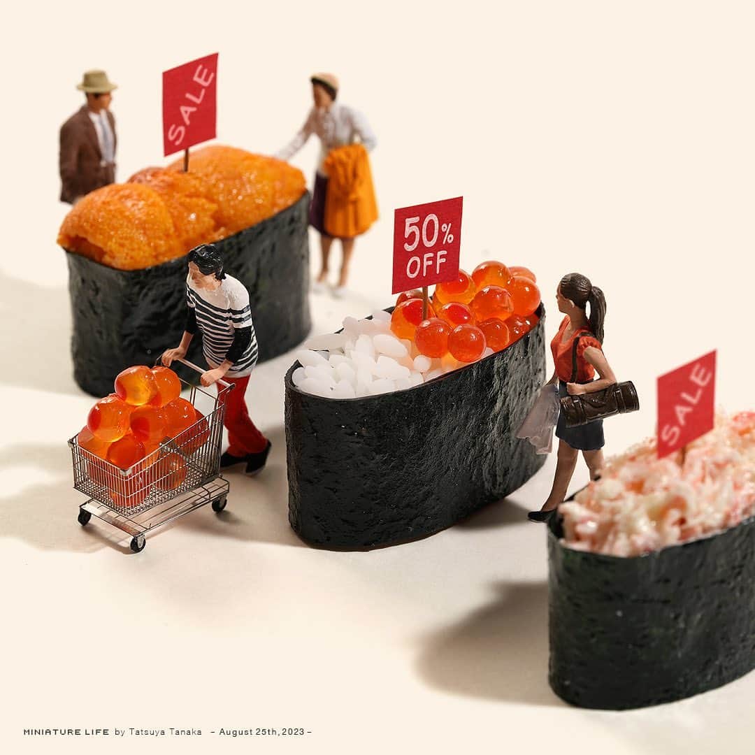 田中達也のインスタグラム：「⠀ “Sushi Sale” ⠀ ⠀ イクラでも安くするぞ ⠀ ⠀ ─────────────────── 《EXHIBITION info》 ⠀ 【MINIATURE LIFE展 in 福岡・大野城】 MINIATURE LIFE EXHIBITION in Fukuoka until : Sep. 3, 2023 ⠀ 【MINIATURE LIFE展2 in 沖縄】 MINIATURE LIFE EXHIBITION 2 in Okinawa until : Sep. 3, 2023 ⠀ 【ミニチュアの視点で見る日本－田中 達也 展】 Japan from miniatures - Tatsuya Tanaka at Japan House São Paulo until : Oct. 8, 2023 ⠀ 【ミニチュアライフ 神戸エアポート】 MINIATURE LIFE × KOBE AIRPORT ⠀」