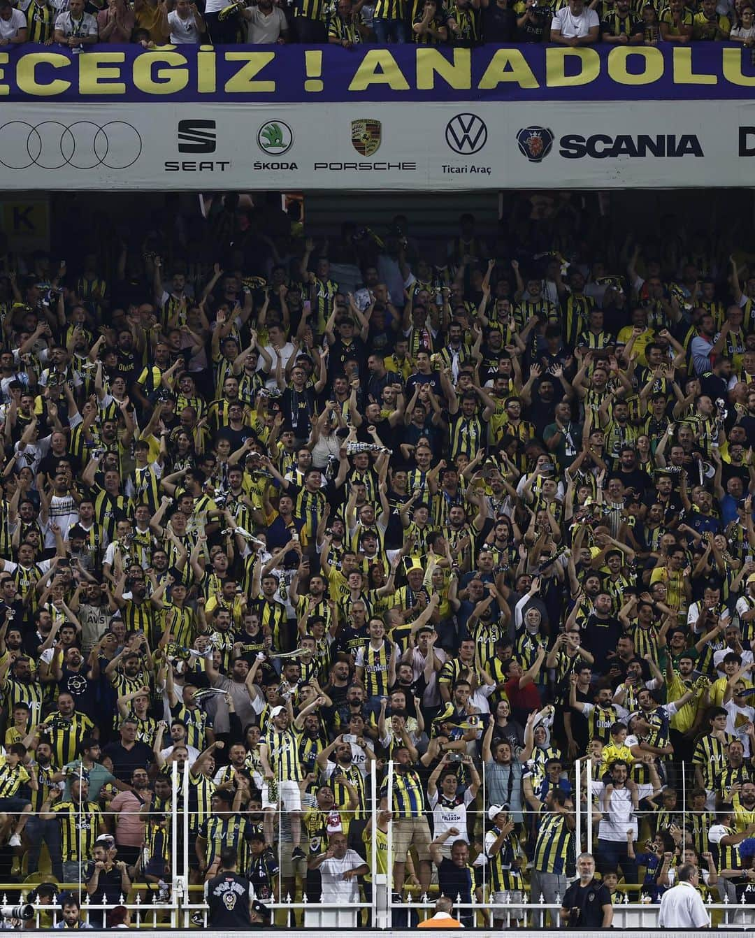 ドゥシャン・タディッチさんのインスタグラム写真 - (ドゥシャン・タディッチInstagram)「Great European win at home. Thanks for all the support tonight, @Fenerbahce fans! 💛💙」8月25日 5時57分 - dusantadic