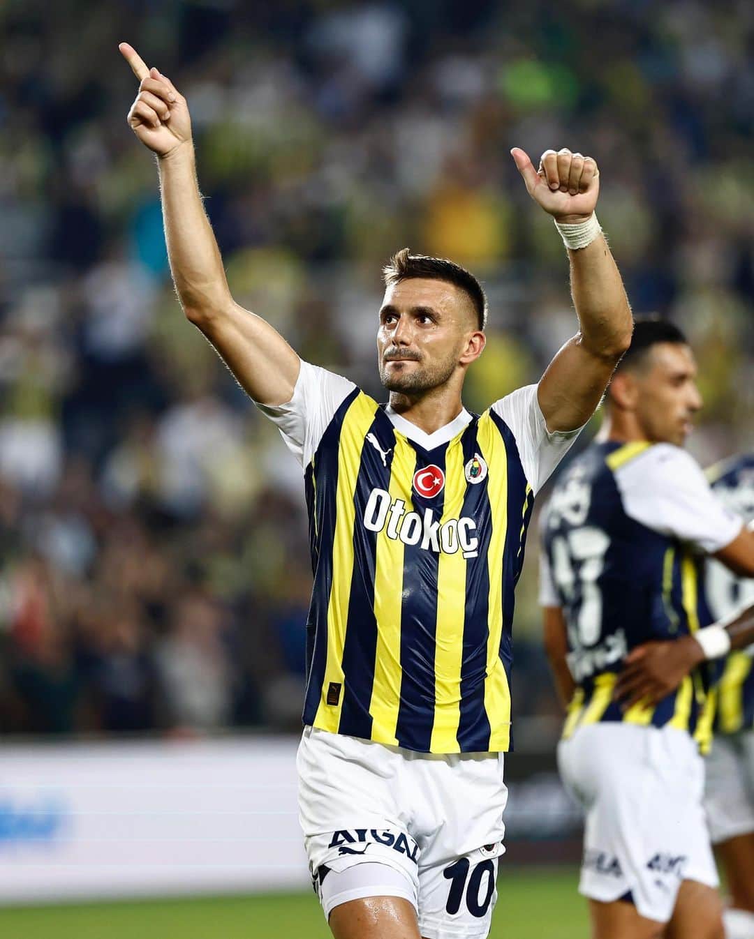 ドゥシャン・タディッチのインスタグラム：「Great European win at home. Thanks for all the support tonight, @Fenerbahce fans! 💛💙」