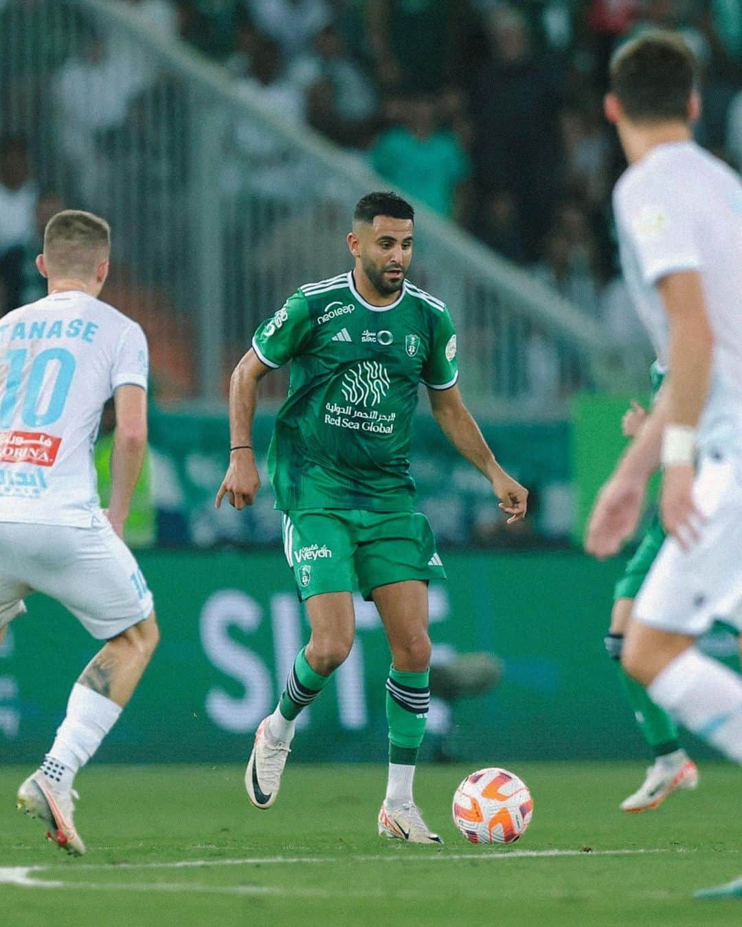 リヤド・マフレズさんのインスタグラム写真 - (リヤド・マフレズInstagram)「3/3 ✅ big effort from the team to clinch the 3 points tonight, congrats guys 💚 @alahliclub.sa」8月25日 5時59分 - riyadmahrez26.7