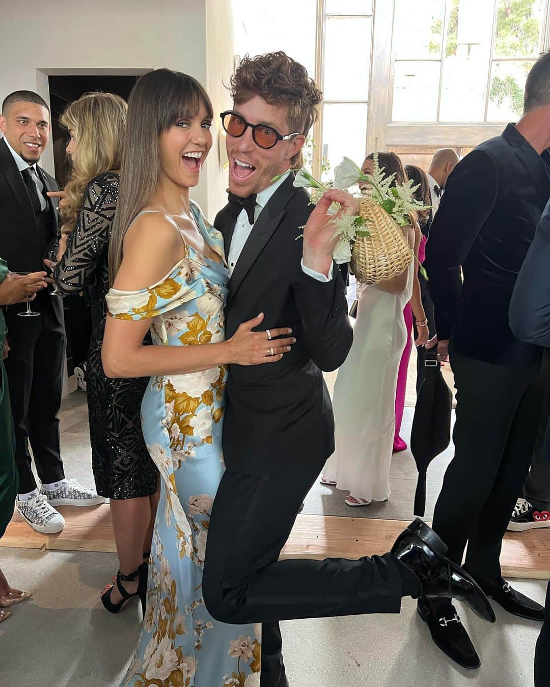 ショーン・ホワイトさんのインスタグラム写真 - (ショーン・ホワイトInstagram)「Wedding crashers 🤵🏻‍♂️💃🏻🪩 congratulations @jessebusslal and @sarahjordanstyle ❤️❤️❤️」8月25日 6時13分 - shaunwhite