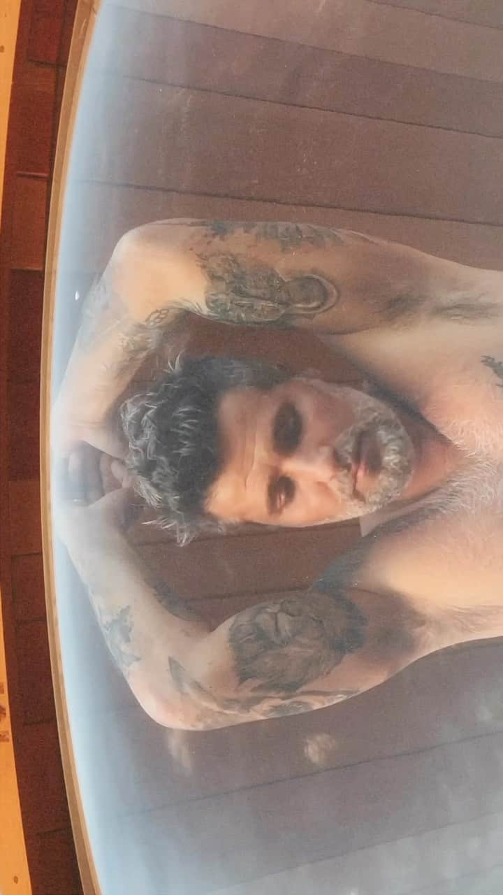 Bruno Gagliassoのインスタグラム：「To aqui na Espanha filmando mas doido pra voltar pro @ranchodmontanha e curtir a minha sauna da @multiformaofuros vendo essa paisagem linda 🌾🌅  #ofuromultiforma #saunamultiforma」