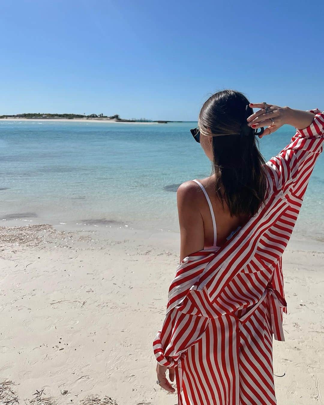 ミランダ・カーのインスタグラム：「⛱️❤️🌊」