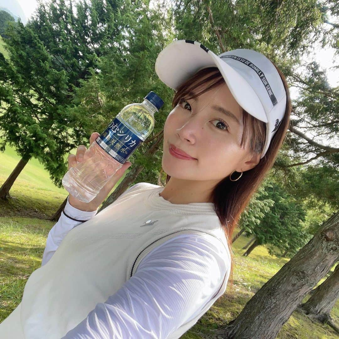 古田ちさこのインスタグラム：「. 伊豆でゴルフ合宿🏌️‍♀️⛱️  水分補給、塩分補給必須だね🚿 夏場は本当しっかり対策しないとだよね🥺 ミネラルたっぷり補給できるのむシリカおすすめです⸝⋆  本当にずーっと飲んでます  #のむシリカ @nomusilica_official 🥤 累計売り上げ本数が一億本を突破したそうです👏 2017年4月12日～2023年7月31日（株）Qvou調べ　  のむシリカは4大ミネラルの含有量が多く(※ナチュラルミネラルウォーターで人工的に成分を添加していません)中硬水なのに軟水みたいに飲みやすいよ💡よーく冷やすとさらに飲みやすいです🧊  2023年8月1日〜2023年9月30日まで20％オフキャンペーン中✧˖ ※本キャンペーンは予告なく終了する可能性があるそうです)  定期便で2箱以上だと送料も無料です📦📦♡  #シリカ #シリカ水 #supported #ナチュラルミネラルウォーター #霧島天然水 #美容 #ケイ素 #ゴルフ #ゴルフウェア #ゴルフコーデ #ゴルフ女子 #ゴルフ女子コーデ #golfgirl #ゴルフスタグラム #ゴルフ女子 #ルコック女子 #rijoume #lecoq #リジューム #rijoume #中伊豆グリーンクラブ」