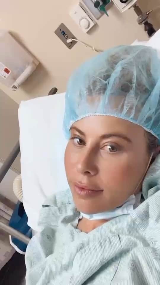 タラ・リピンスキーのインスタグラム：「Here’s our UNEXPECTING podcast trailer. ❤️ Watch FULL video on my TARA LIPINSKI YouTube (link in bio)    Please subscribe to our YouTube as well as our  UNEXPECTING podcast wherever you listen to your podcasts! We will have the video portion of the podcast and lots more content on YT! I know it’s a lot of subscribing but please know we are so so thankful and excited to have you guys on this journey with us!   Only 5 days left! TUESDAY our first episode drops. Oh man, we lay it all out there and I’m a little nervous 😬 but also very excited to connect more with this community.   @unexpectingpod  #ivf #infertility #miscarriage #podcast」