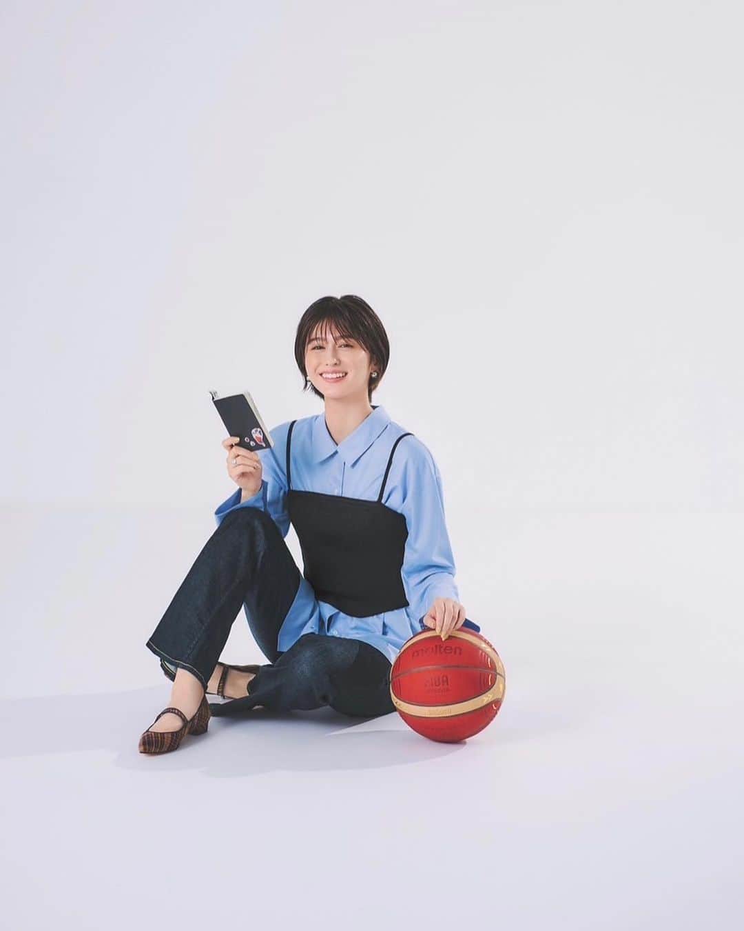 クリスティーナ菜波のインスタグラム：「いよいよ…今日は8月25日。バスケワールドカップ2023が開幕します！！今日行われる初戦のドイツ戦は21時〜日本テレビで生中継もあるので皆さんもぜひ一緒に応援してください🔥私も全力で応援、取材してきます✊🏻   現在発売中のCanCam10月号では、私が担当するGoing!× CanCamのバスケ連載「GO FOR IT!」が最終回を迎えます。最終回は渡邊雄太選手に色々なお話を伺いました！！インタビューから渡邊選手の熱い思いがすごく伝わって話を聞きながら私も感動してしまいました。今月号では特別に私が考える見どころなども紹介させてもらっているのでより今回のバスケワールドカップが楽しめるはず🐕 ぜひCanCamを読んでからW杯応援してほしいです！！  #バスケワールドカップ #バスケ #次はバスケだ #cancam #going #akatsukijapan」