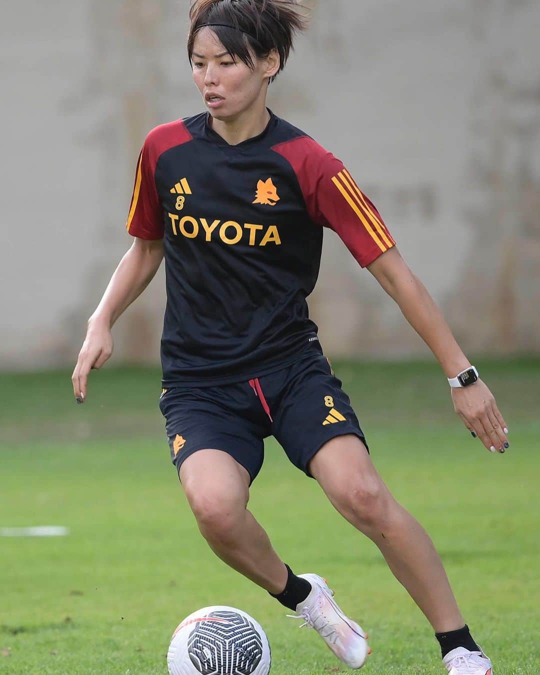 熊谷紗希のインスタグラム：「Start a new adventure with @asromawomen 🇮🇹❤️ チームに合流しました⚽️🔥 早くチームの力になれるようにしっかりやるべきことに集中し続けます🫡 覚えることが多すぎて軽くパニックですが🤣、そんな状況もしっかり楽しみたいと思います😁👍🏻 #まずはみんなの名前を覚えることから #同じ名前多すぎw  #背番号は8 #みんな早く見慣れてね #感謝」