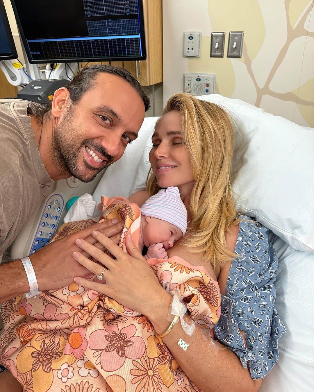 アリッサ・ジュリア・スミスのインスタグラム：「Introducing Lunde 💫 (a family name from my Norwegian side). Our sweet girl took her time, waited until the first day of Virgo season and then came into the world like a shooting star- a birth story for the books! Will share soon but for now, we are just over the moon with this little love beam.✨ @jimmykillian」